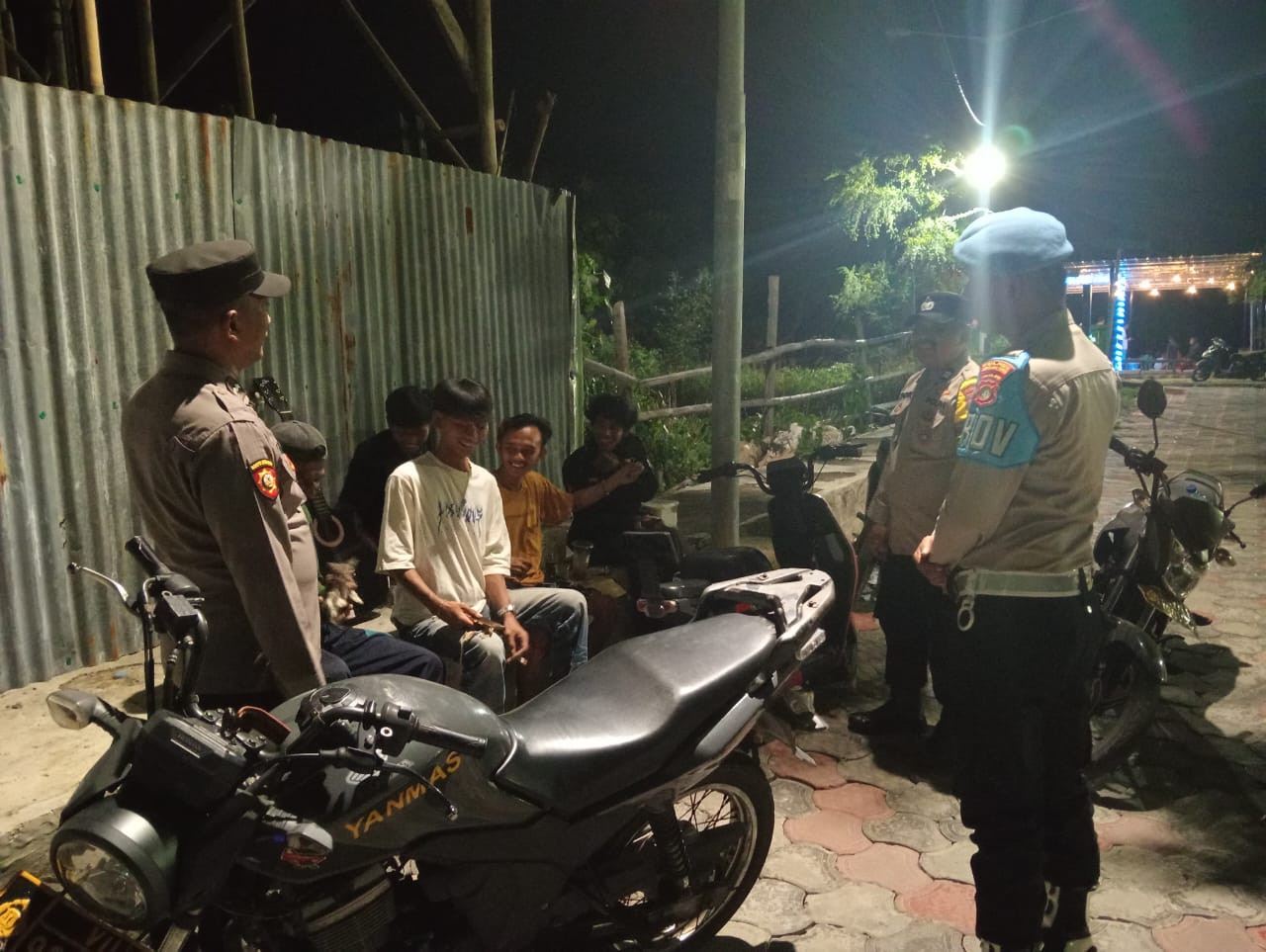Polisi Humanis, Polsek Kepulauan Seribu Utara Himbau Warga Hindari Judi Online Saat Patroli Malam