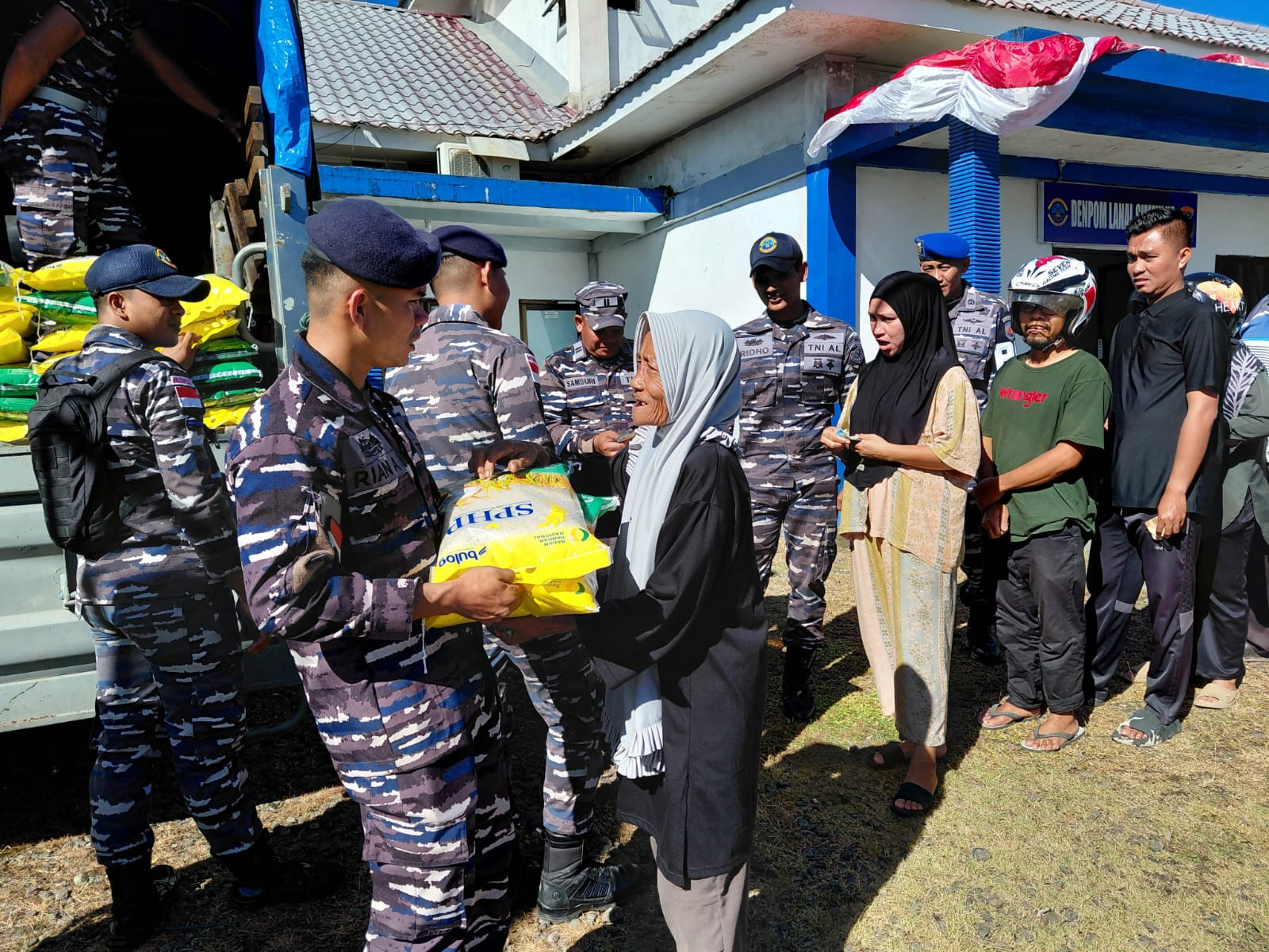 Sukseskan Gerakan Pangan Murah (GPM), Lanal Simeulue Salurkan Beras SPHP Kepada Masyarakat di Pulau Terluar
