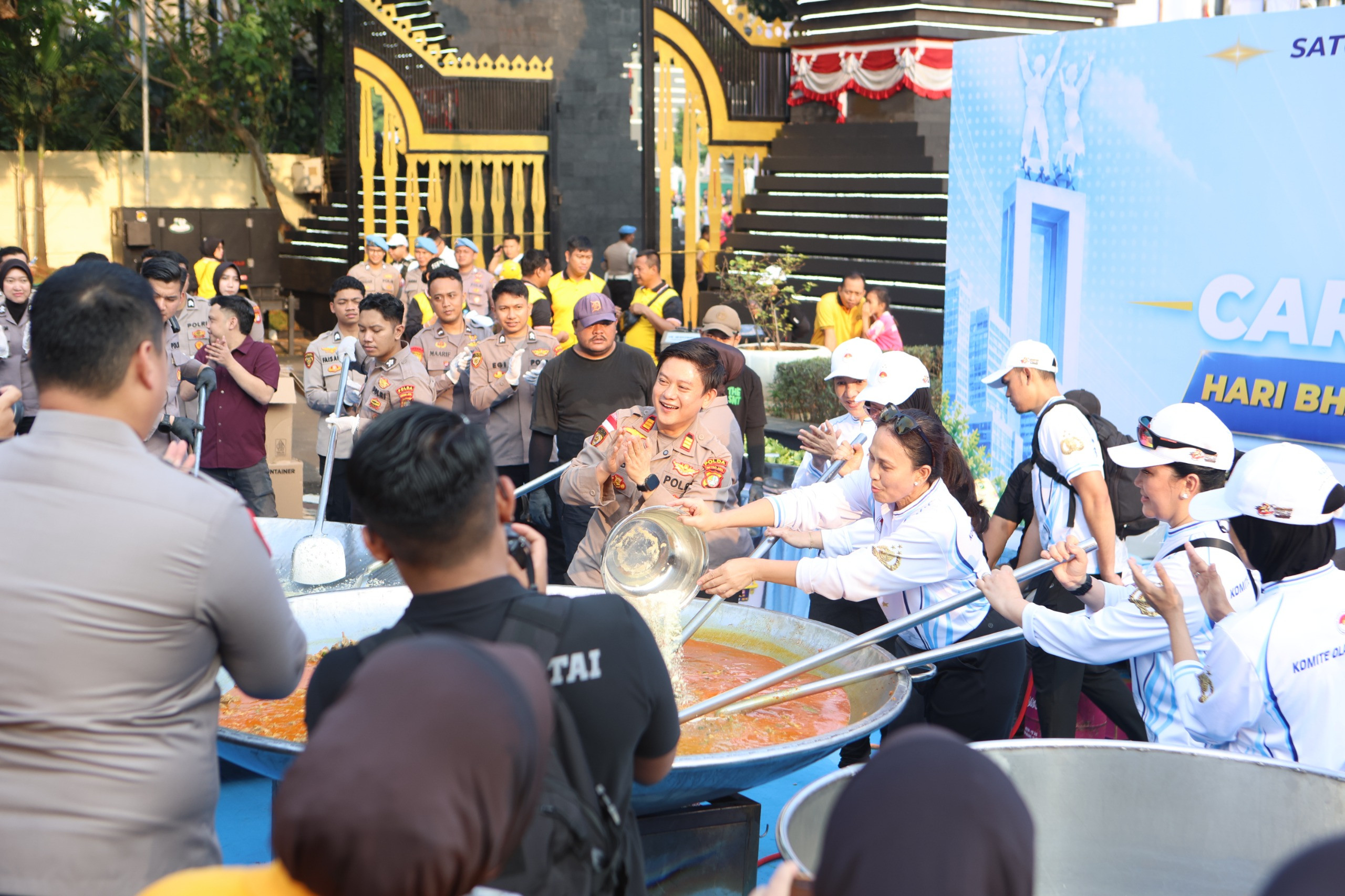 Dapur Jaga Jakarta Meriah, Bobon Santoso Sajikan Tongseng untuk Warga Car Free Day