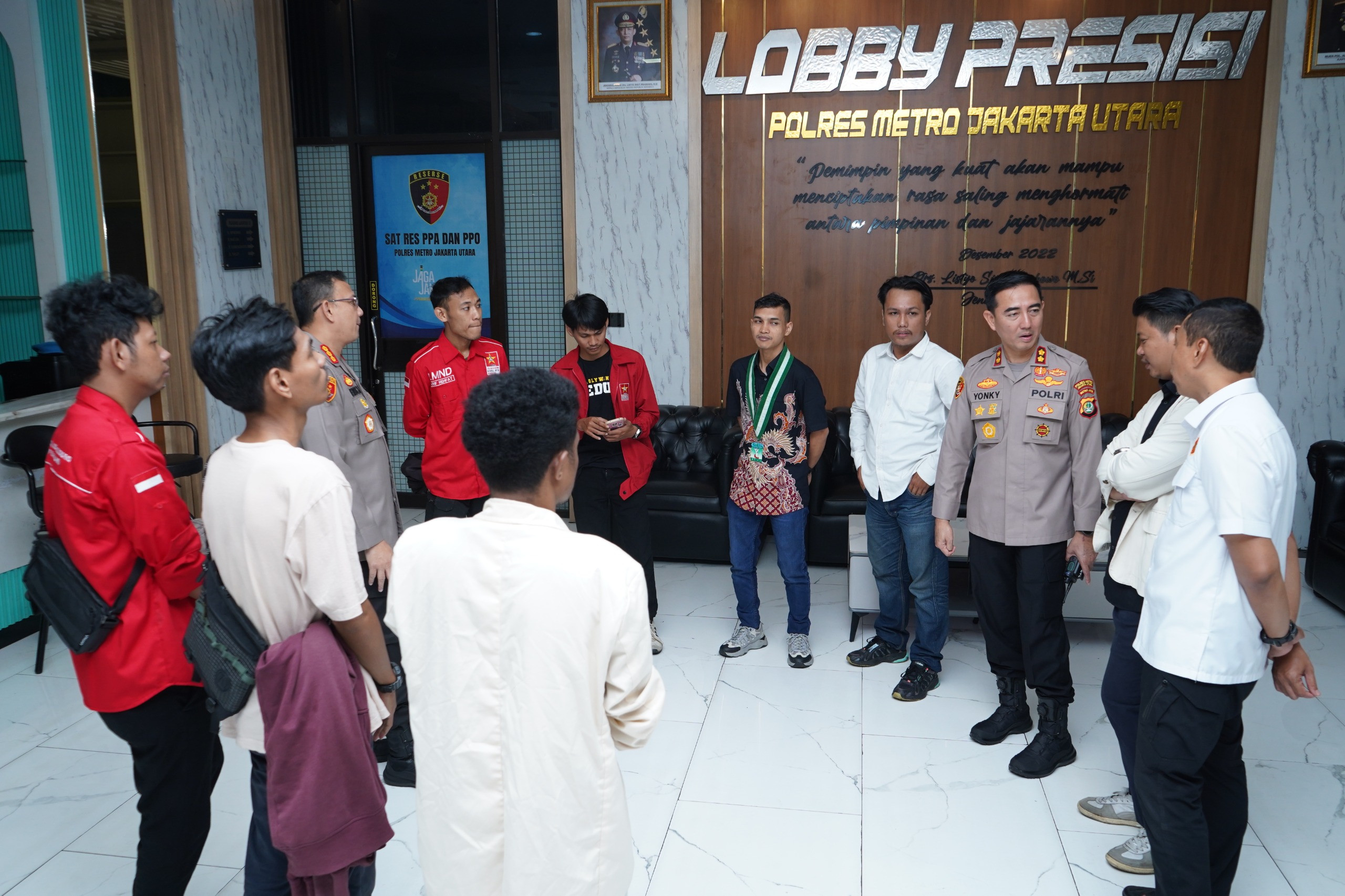 Aksi Nyata Polri Untuk Masyarakat, Kapolres Metro Jakut Salurkan 50 Paket Tali Asih