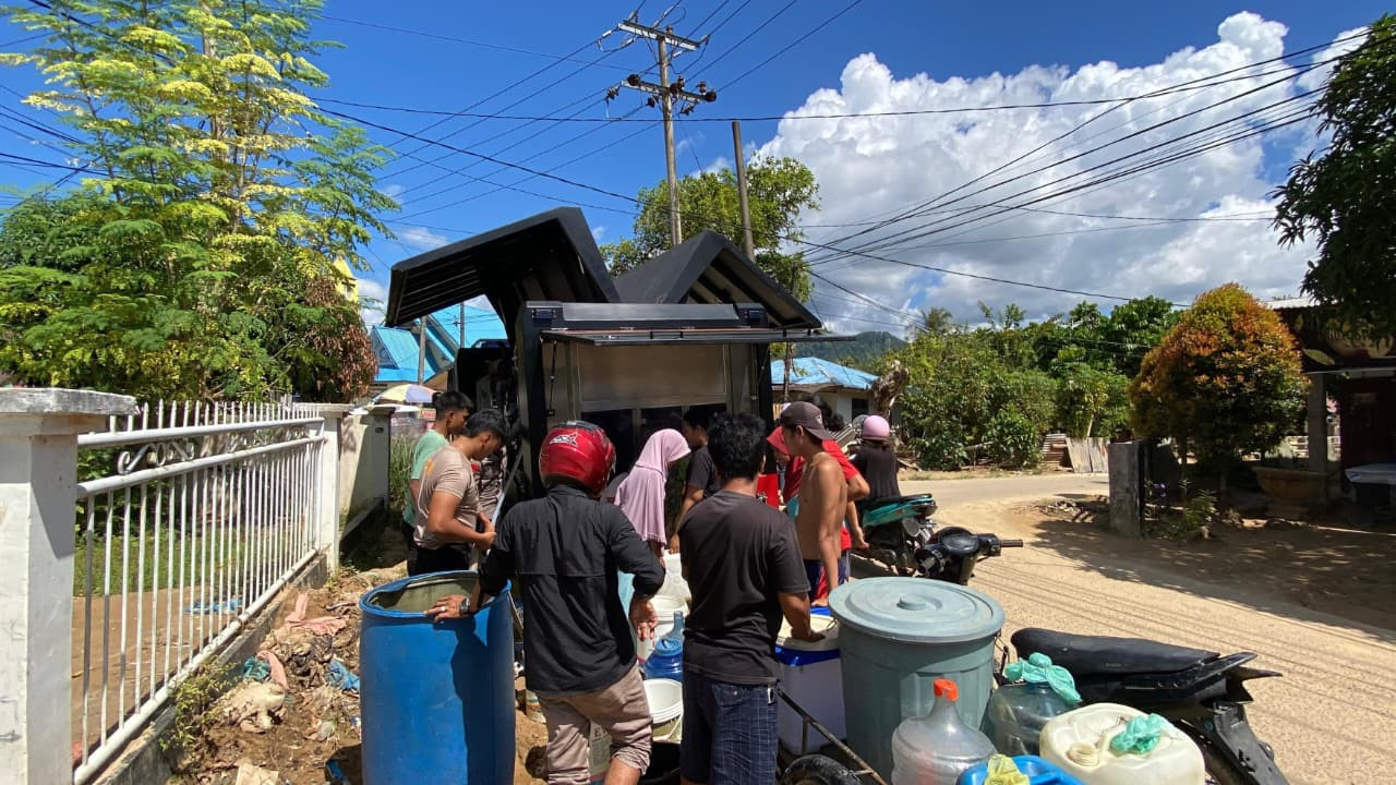Brimob Polda Sumut Distribusikan Air Bersih ke Desa Sibuluan Nauli Pascabencana