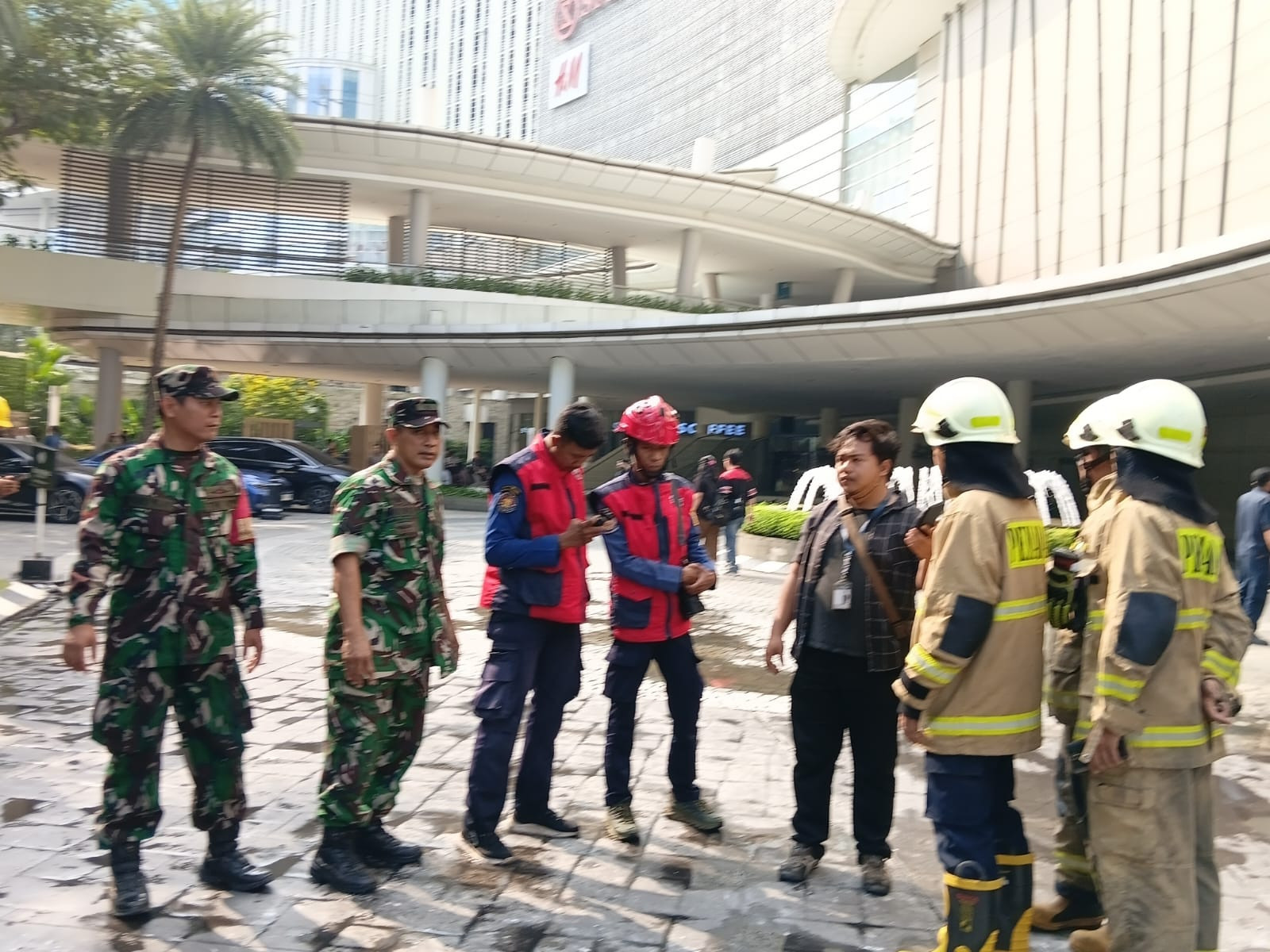 Respon Cepat Atasi Kebakaran Area Parkir Hotel Pullman, Koramil 03/GP Kerahkan Personil dan 2 Unit Water Tank TNI AD Bantu Jinakkan Si Jago Merah Dalam 30 Menit