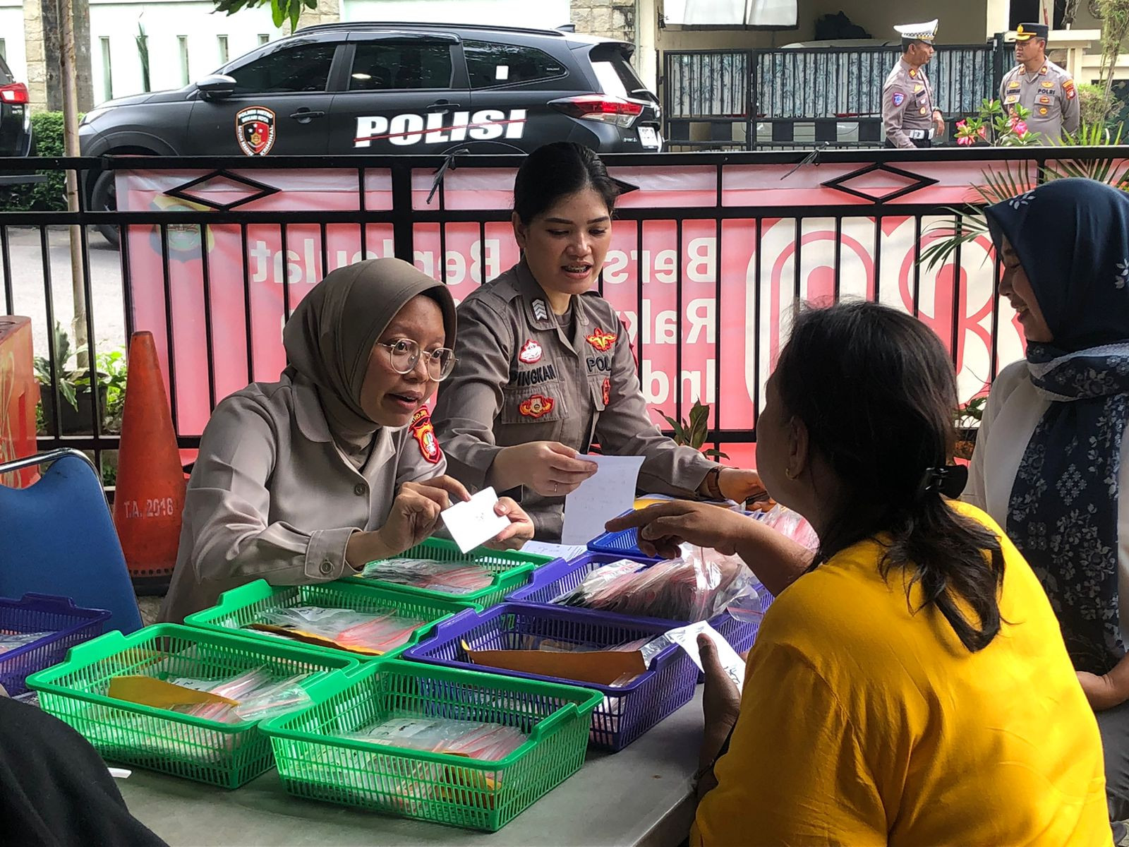 Polres Metro Bekasi Kota Gelar Bakti Kesehatan, Puluhan Warga Pekayon Dapat Layanan Gratis