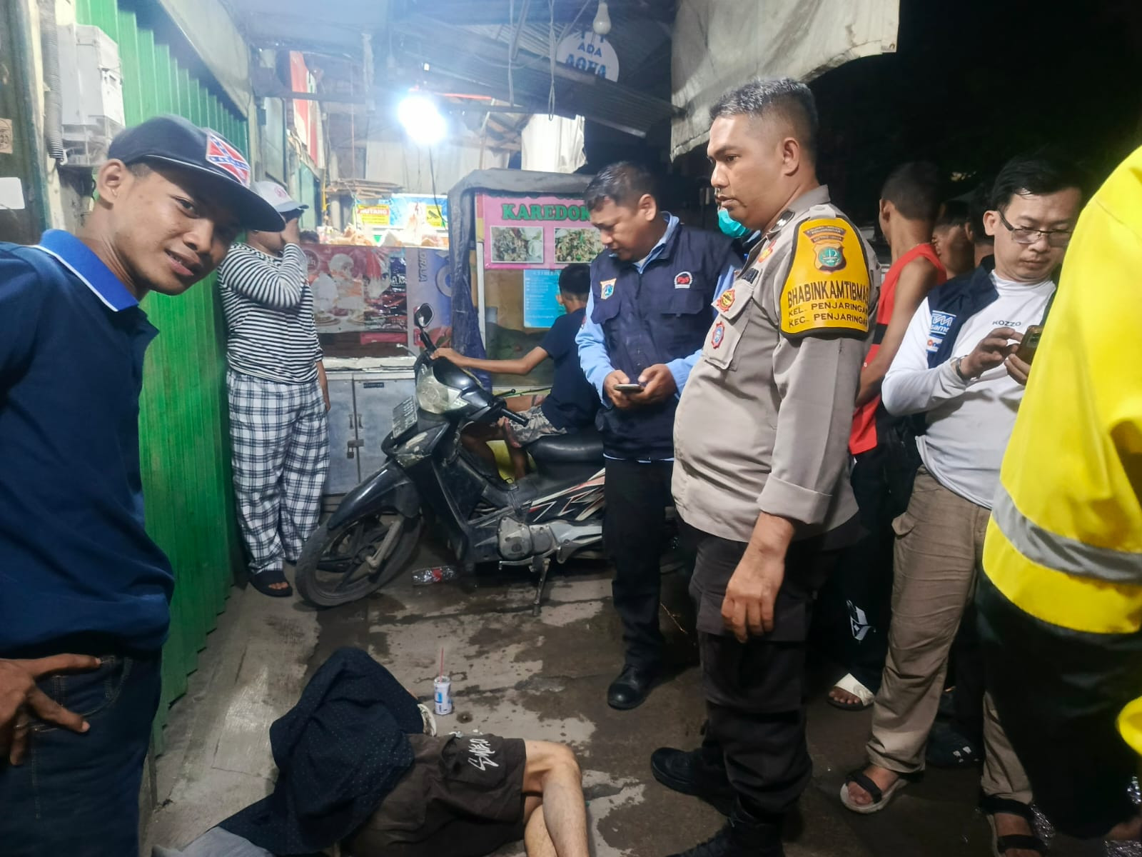 Pria Tanpa Identitas Ditemukan Tergeletak di Penjaringan, Polisi Sigap Evakuasi Korban