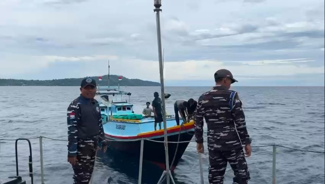 Kapal Angkatan Laut Panana III-9-13 Evakuasi KMN Gelora Laut 04 Saat Alami Kerusakan Mesin di Tengah Laut