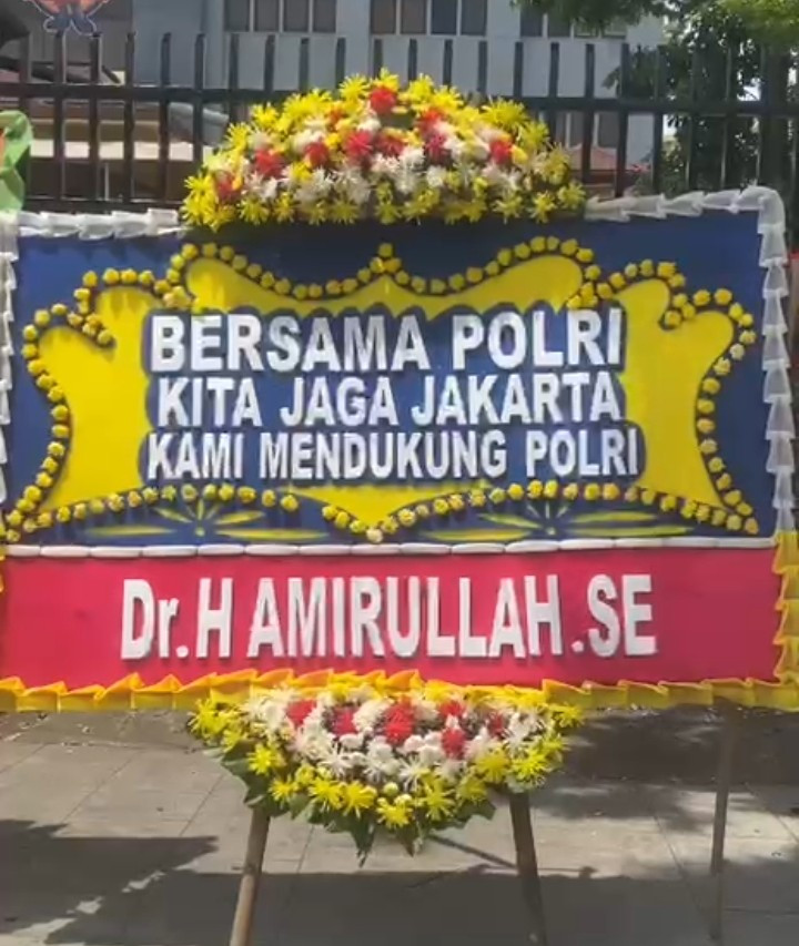 Warga Jakarta Utara Kirim Karangan Bunga sebagai Bentuk Dukungan kepada Polri