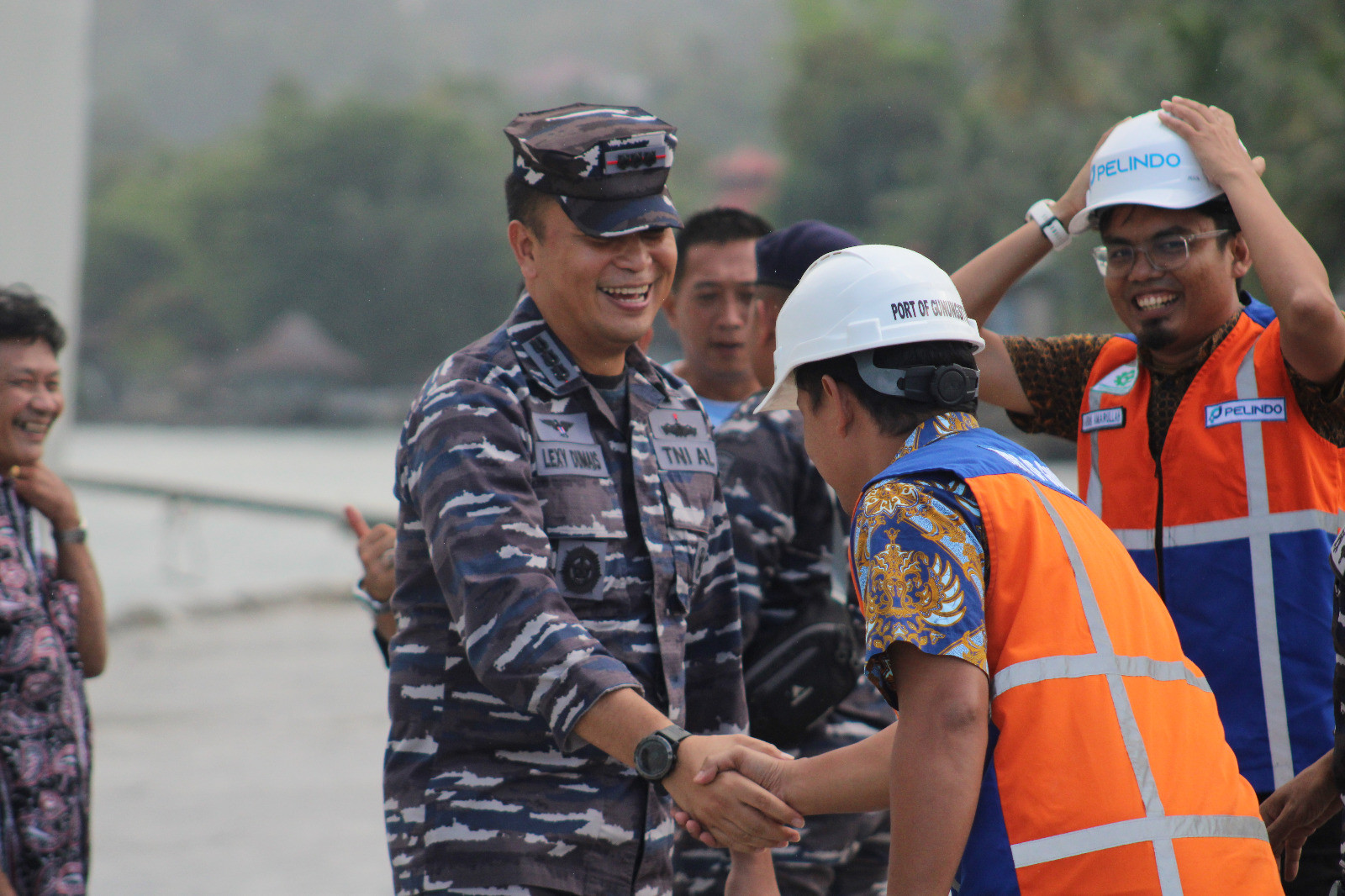 Komandan Lanal Nias Melepas Keberangkatan KRI Semarang-594 Menuju Padang Sumatera Barat