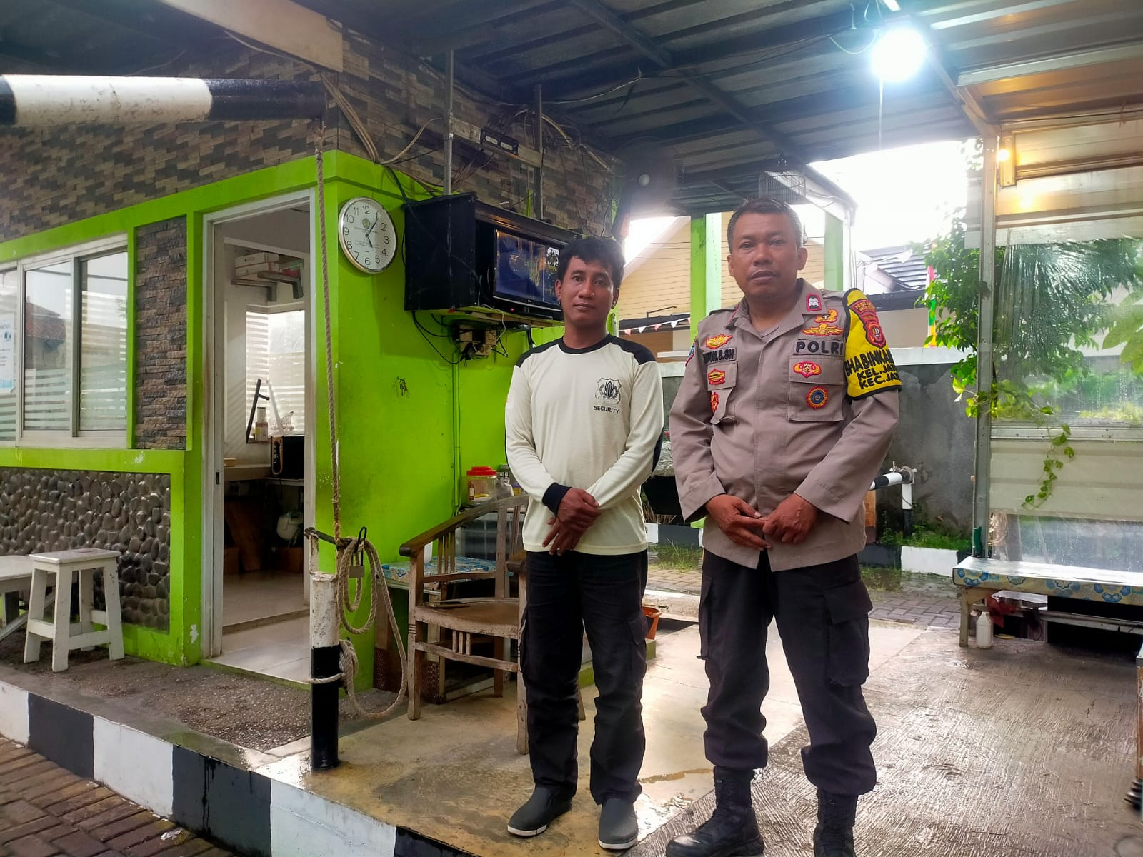 Cegah Gangguan Keamanan, Bhabinkamtibmas Jatisari Sambangi Petugas Security