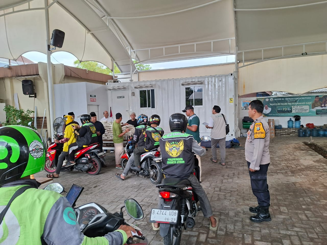 Jumat Peduli Polsek Metro Penjaringan Bagikan 500 Paket Sembako untuk Ojek Online di Masjid Al Qohhar Pantai Mutiara