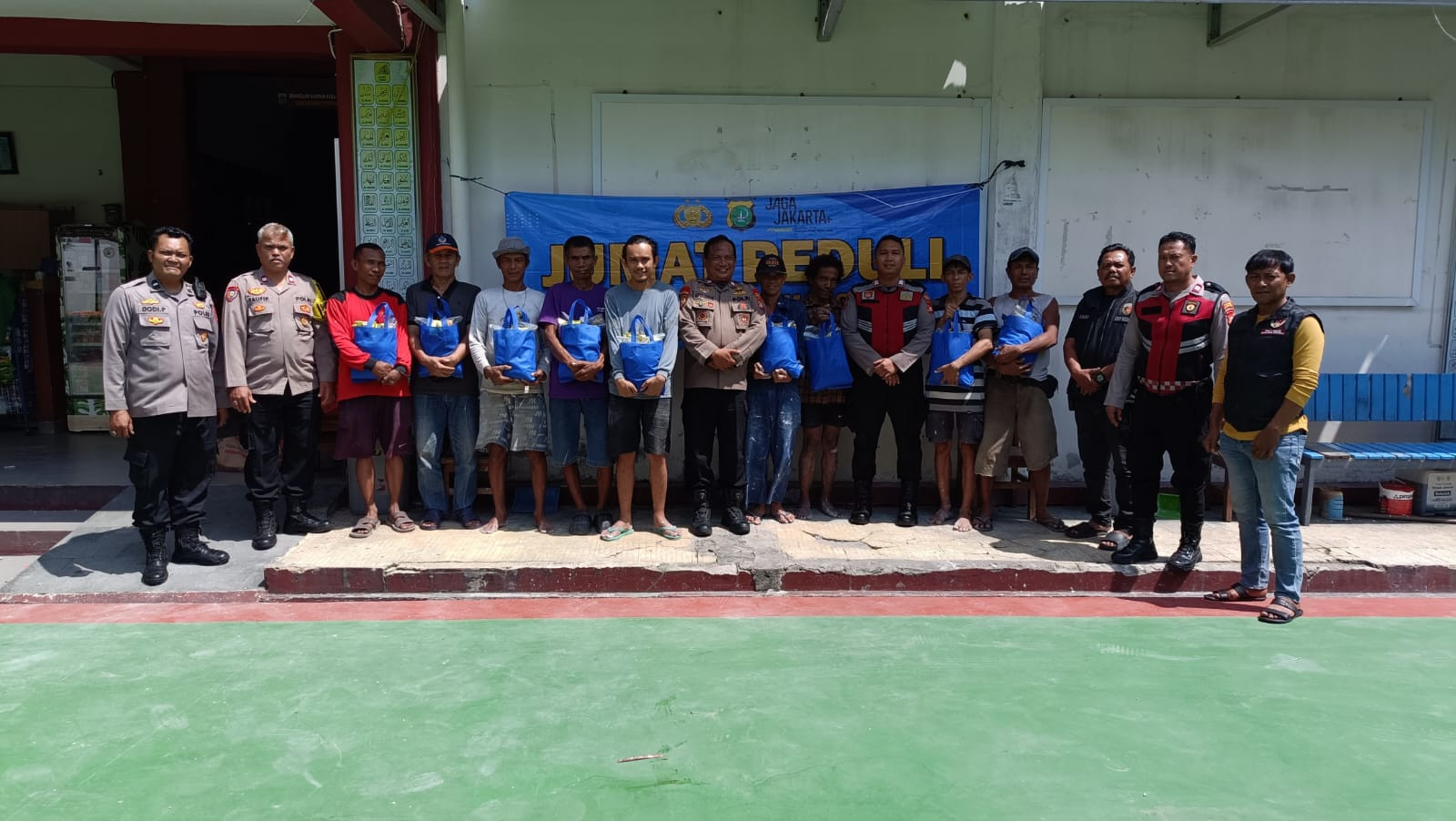 Polisi Berbagi, Polsek Pademangan Salurkan Bantuan Sembako kepada Warga