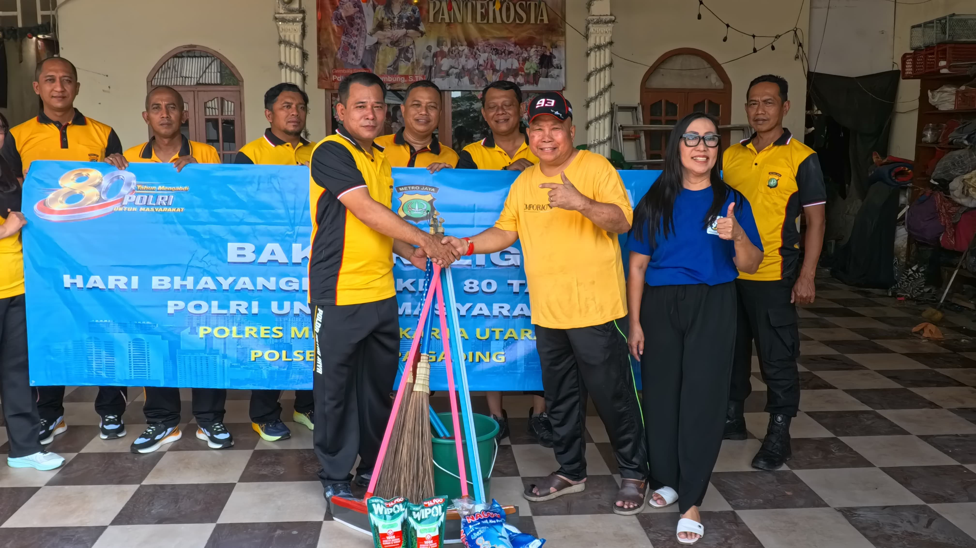 Wujud Kepedulian Polri, Polsek Kelapa Gading Gelar Kerja Bakti dan Bakti Sosial di Tempat Ibadah