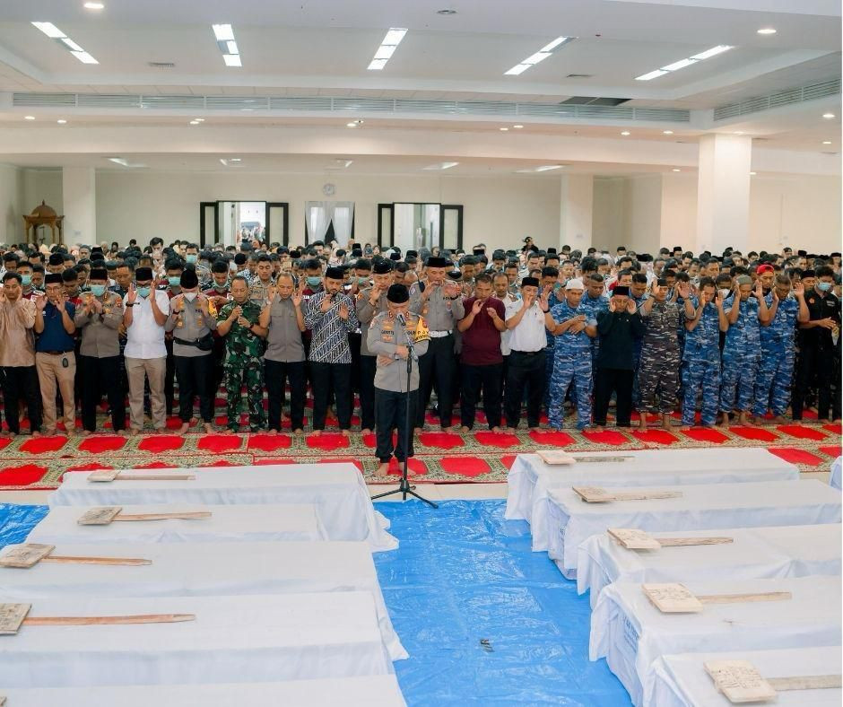 Kapolda Sumbar Pimpin Shalat Jenazah 24 Korban Banjir di Masjid Raya Al Minangkabawi