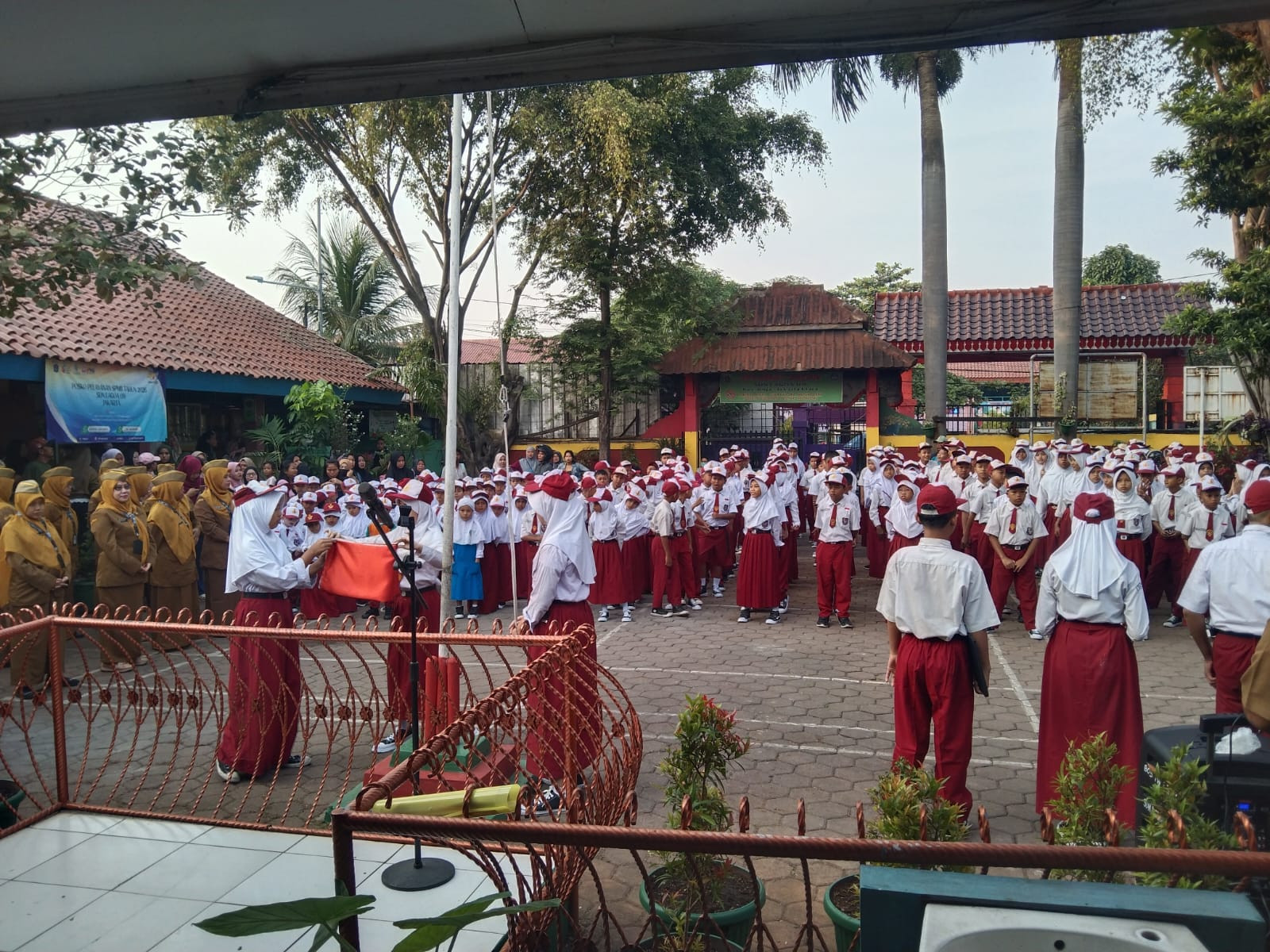 Suasana Haru dan Penuh Semangat Warnai Hari Pertama Tahun Ajaran Baru di SDN Lagoa 09