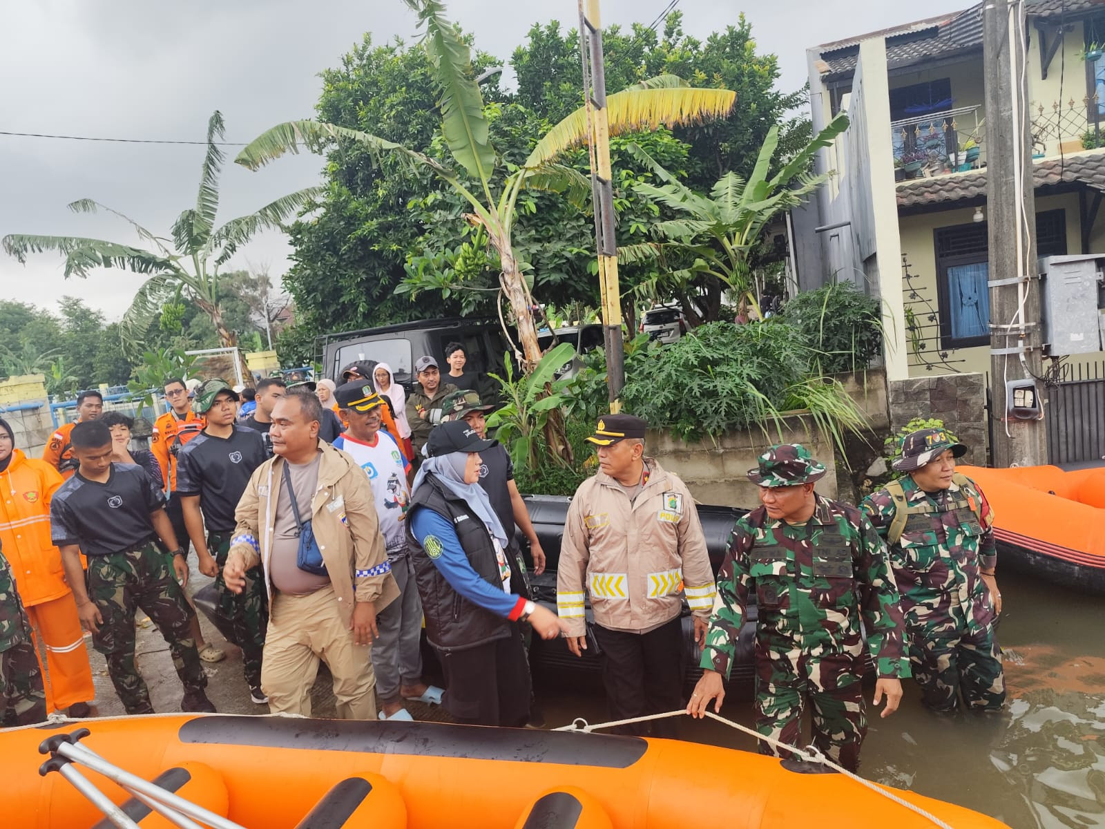 Kapolsek Rawalumbu Tinjau Langsung Lokasi Banjir di Perumahan Pondok Hijau Permai