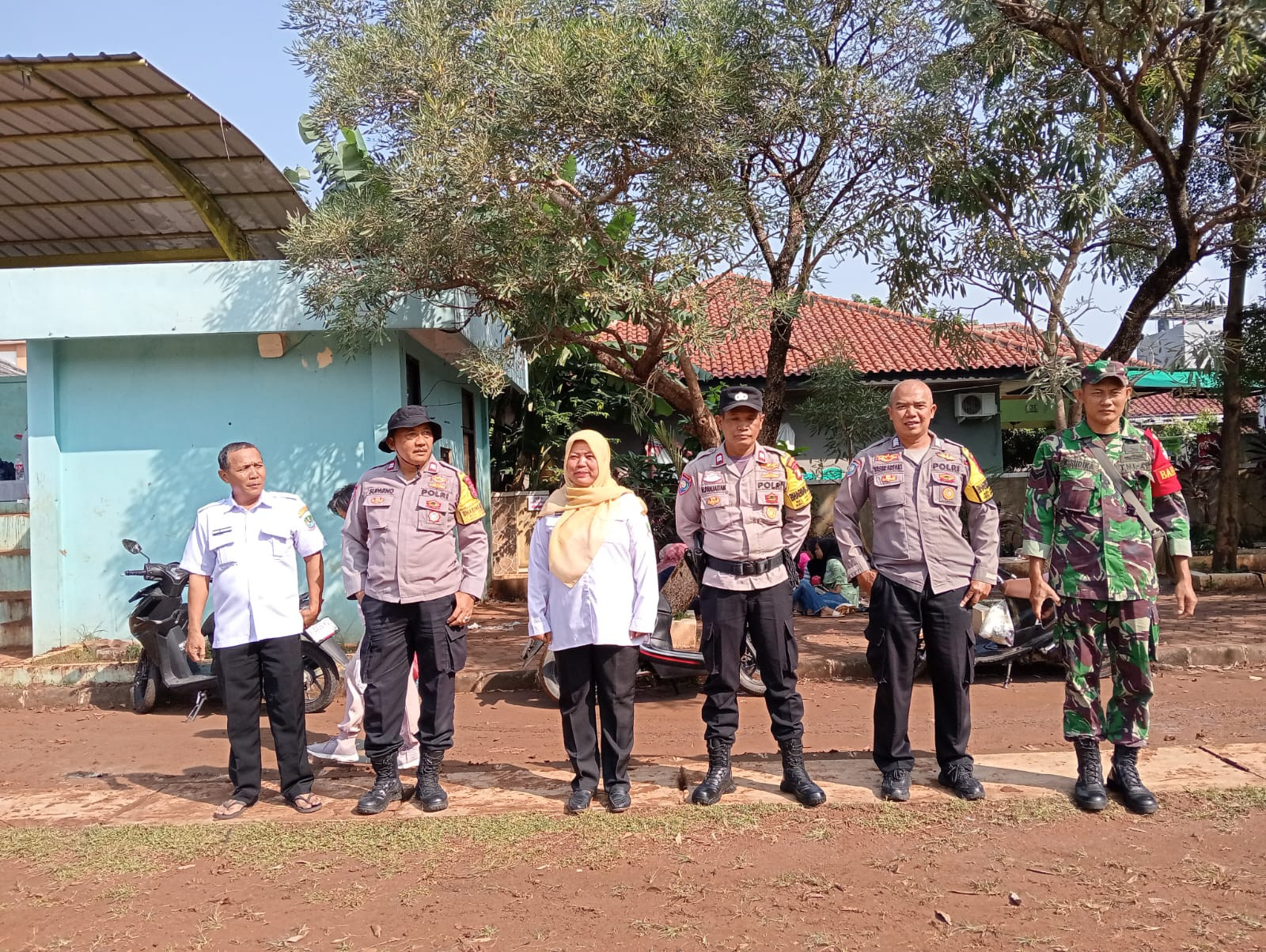 Bhabinkamtibmas dan Babinsa Jatisampurna Latih Paskibra Sambut HUT RI ke-80