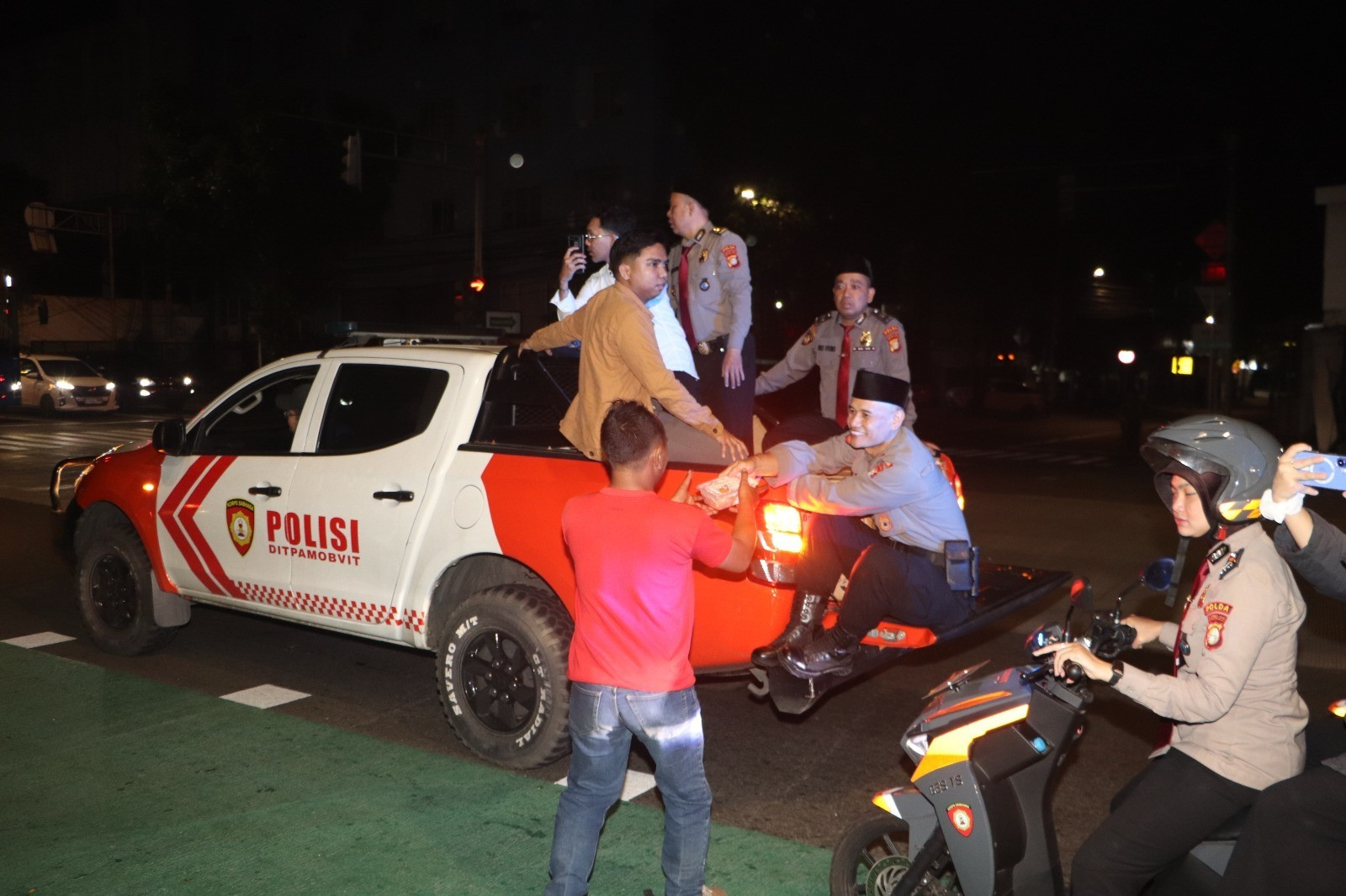 Ramadhan Berkah, Ditpamobvit PMJ Bersama Masyarakat Pecinta Polri Turun ke Jalan Bagikan Sahur