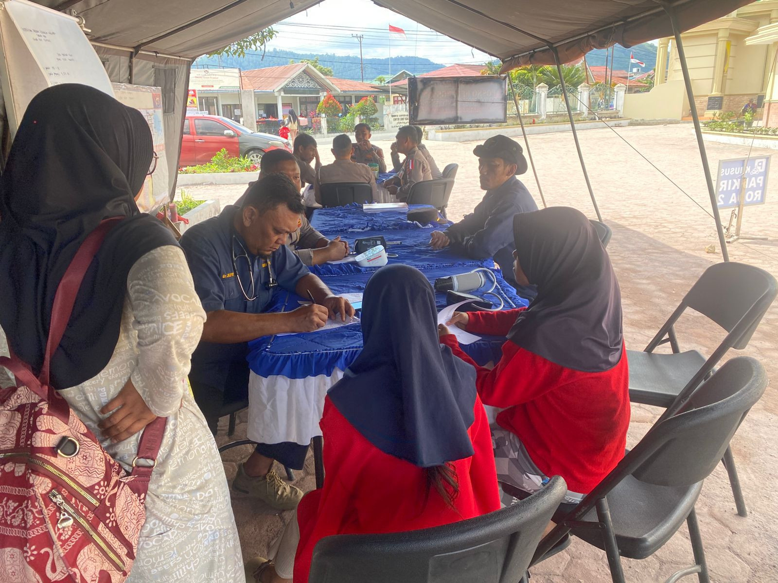 Polres Aceh Tengah Kembali Berikan Layanan Kesehatan Gratis di Posko Pengungsian Korban Bencana Alam