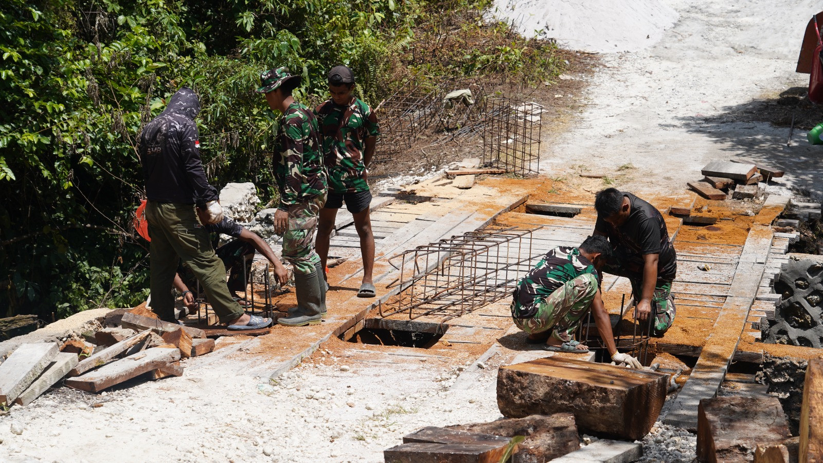 Dansatgas TMMD Ke-129 Tinjau Langsung Rehab Jembatan di Kampung Sesor, Pastikan Pembangunan Tepat Sasaran dan Berkualitas
