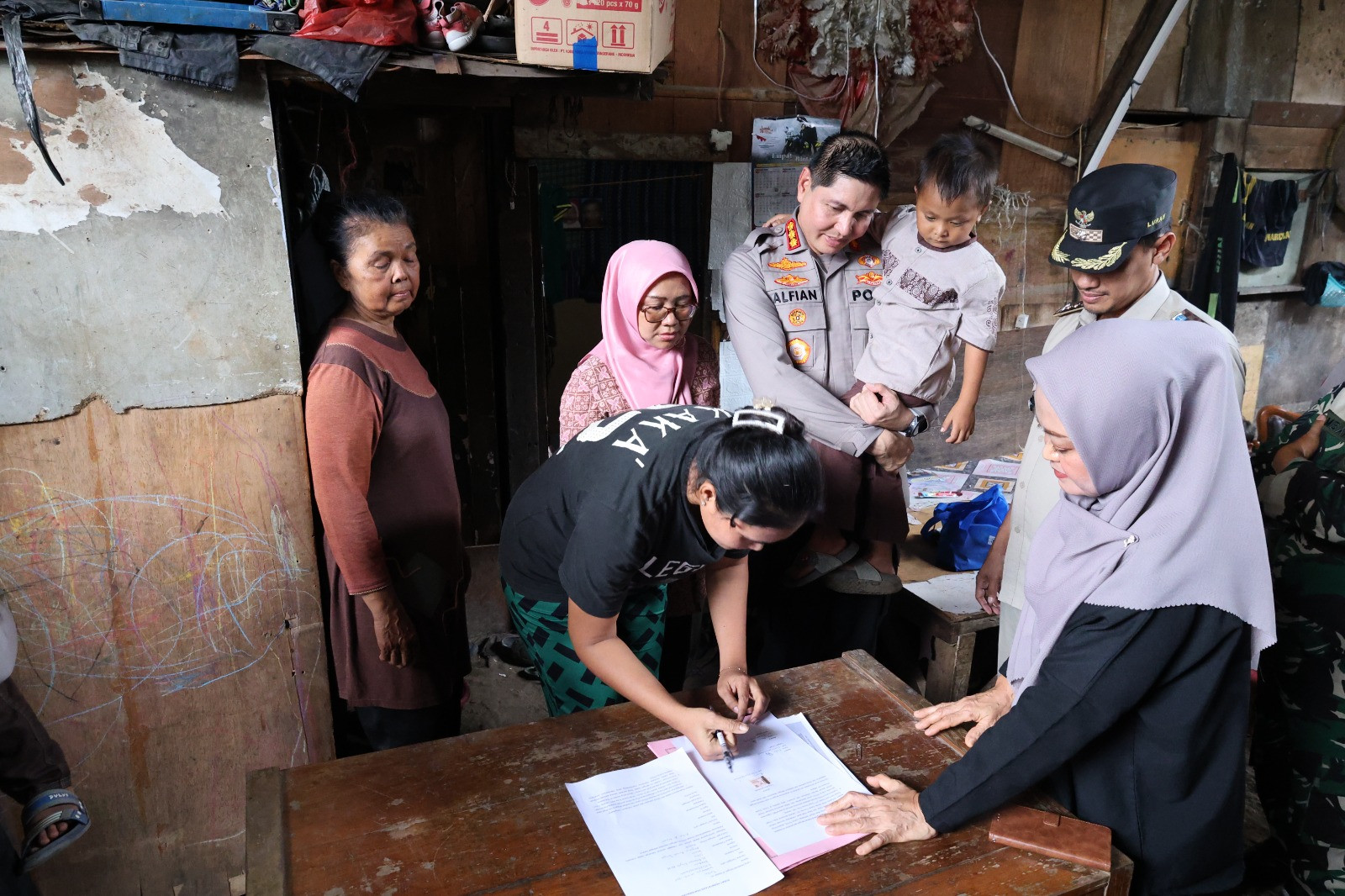 Polres Metro Jakarta Timur Lindungi Perempuan dan Anak: Fikri dan Noval Dipulangkan ke Pangkuan Ibunya