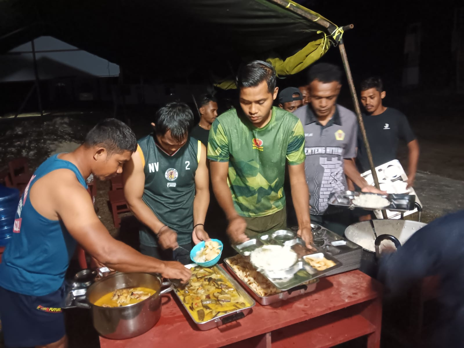 Jaga Stamina Demi Pengabdian, Satgas TMMD Ke-129 Kodim 1807/Sorong Selatan Bagikan Vitamin dan Santap Malam Bersama Warga