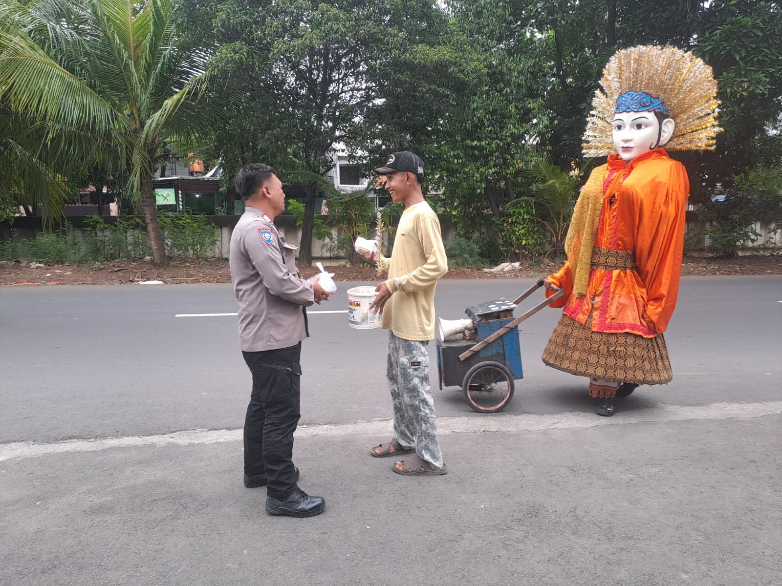 Implementasi Bang Jasri, Bripka Yophi Prima Tebar Takjil di Kp. Buaran Harapan Mulya