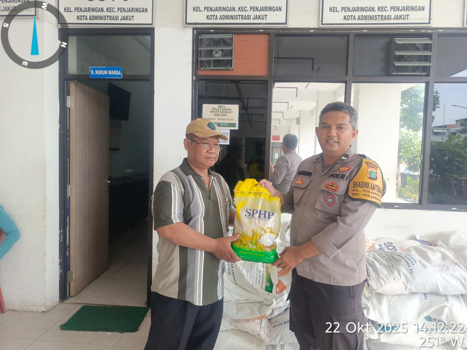 Polsek Metro Penjaringan dan Bulog Dukung Gerakan Pangan murah  " Jaga Jakarta dan Jaga Lingkungan " melalui Penyaluran Beras SPHP untuk Warga