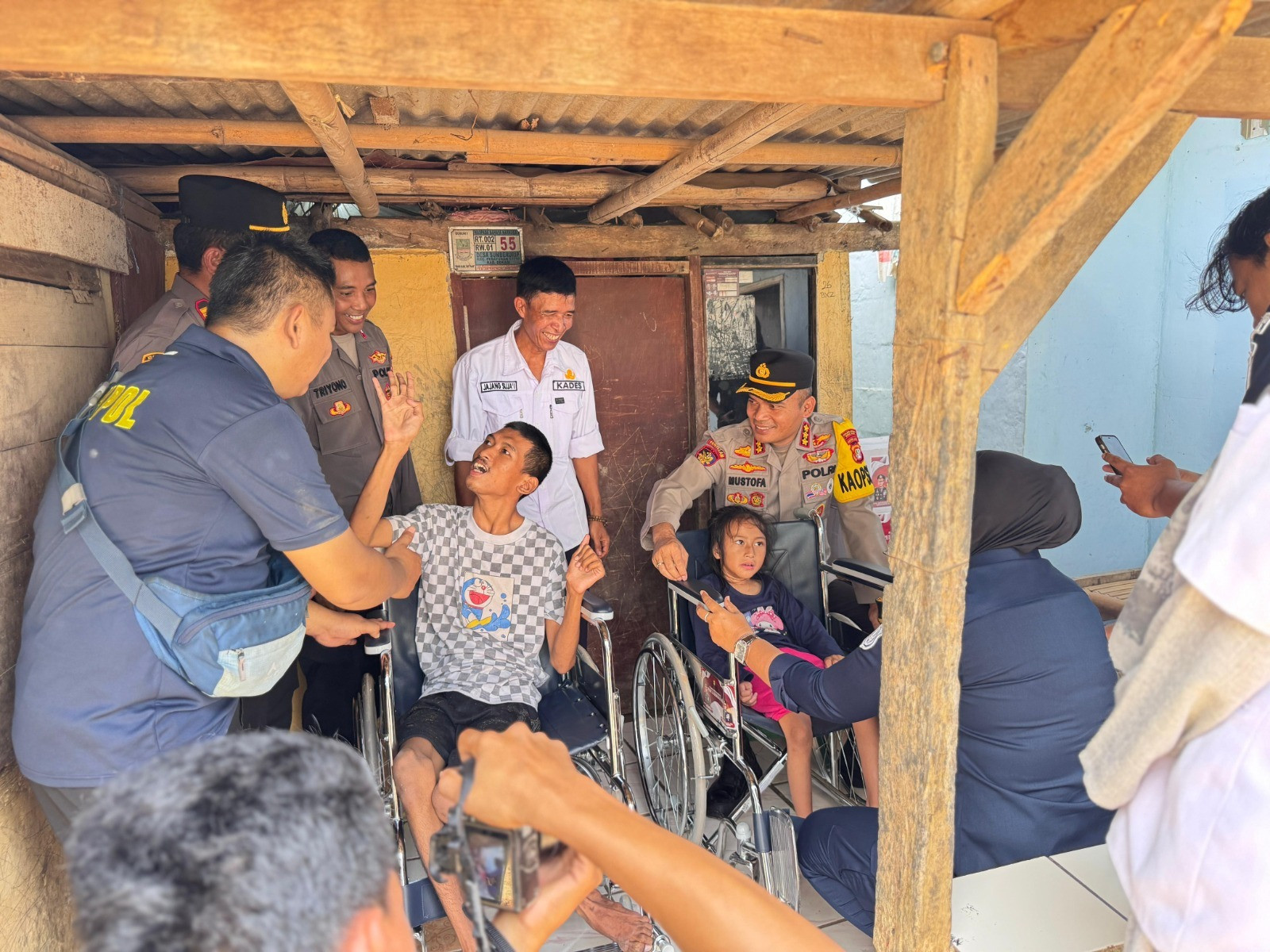 Polres Metro Bekasi Serahkan Kursi Roda untuk Penyandang Disabilitas di Pebayuran