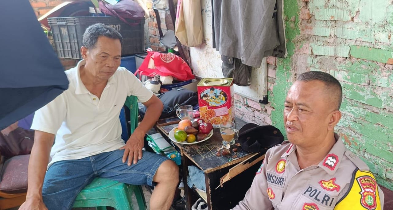 Bhabinkamtibmas Medan Satria Gelar Patroli dan Sambang di Kalibaru, Ingatkan Jam Malam Pelajar