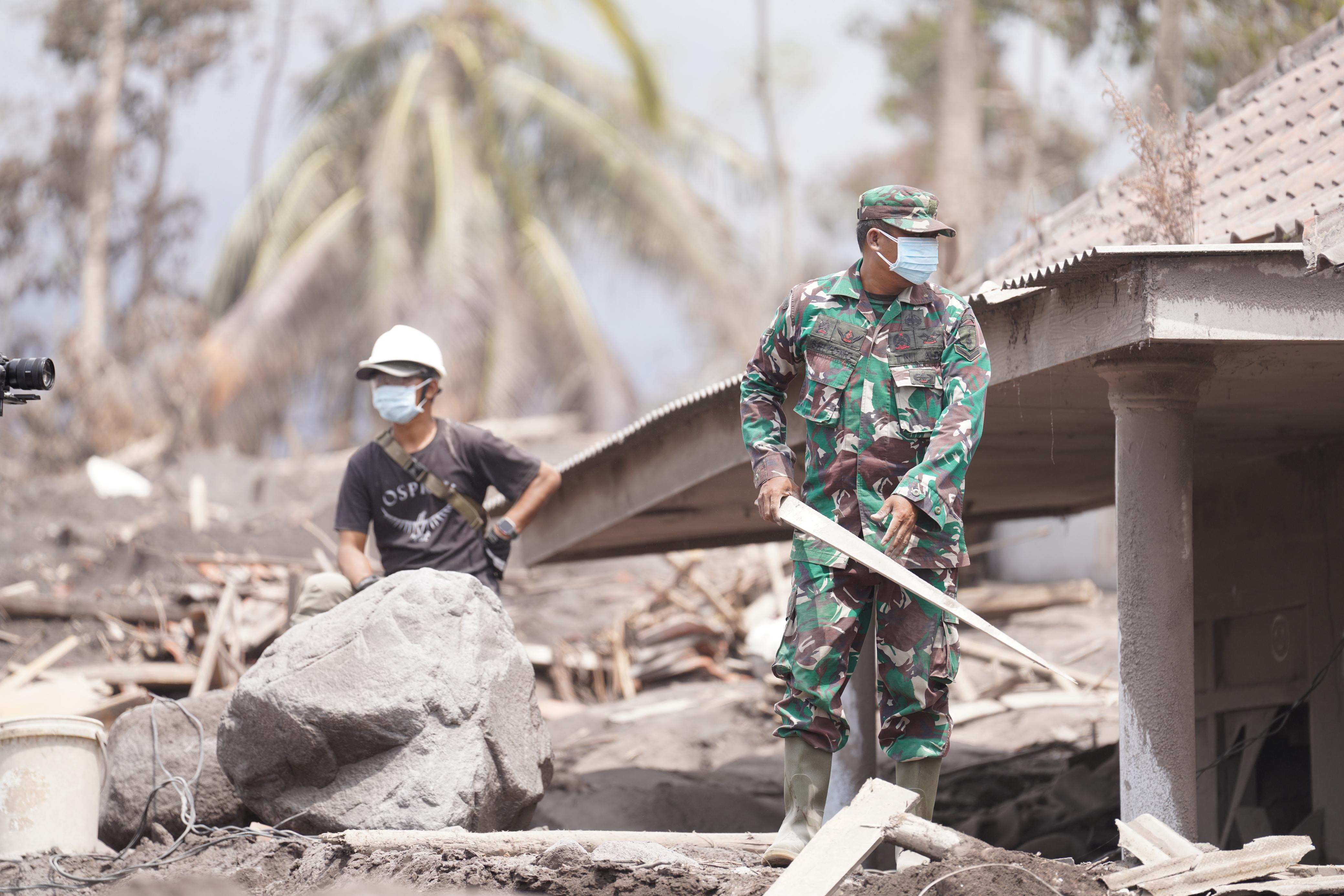 Pastikan Warga Tertangani dengan Baik, TNI AD Lanjutkan Penanganan Bencana Semeru