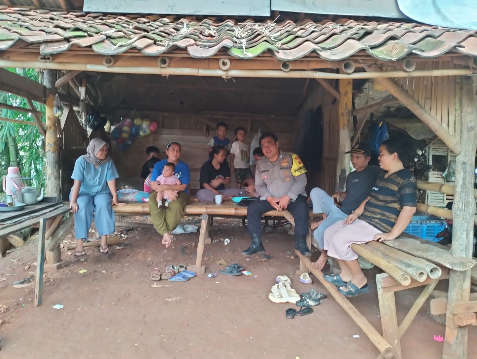 Bhabinkamtibmas Polsek Parung Jalin Kedekatan dengan Warga, Sampaikan Imbauan Kamtibmas