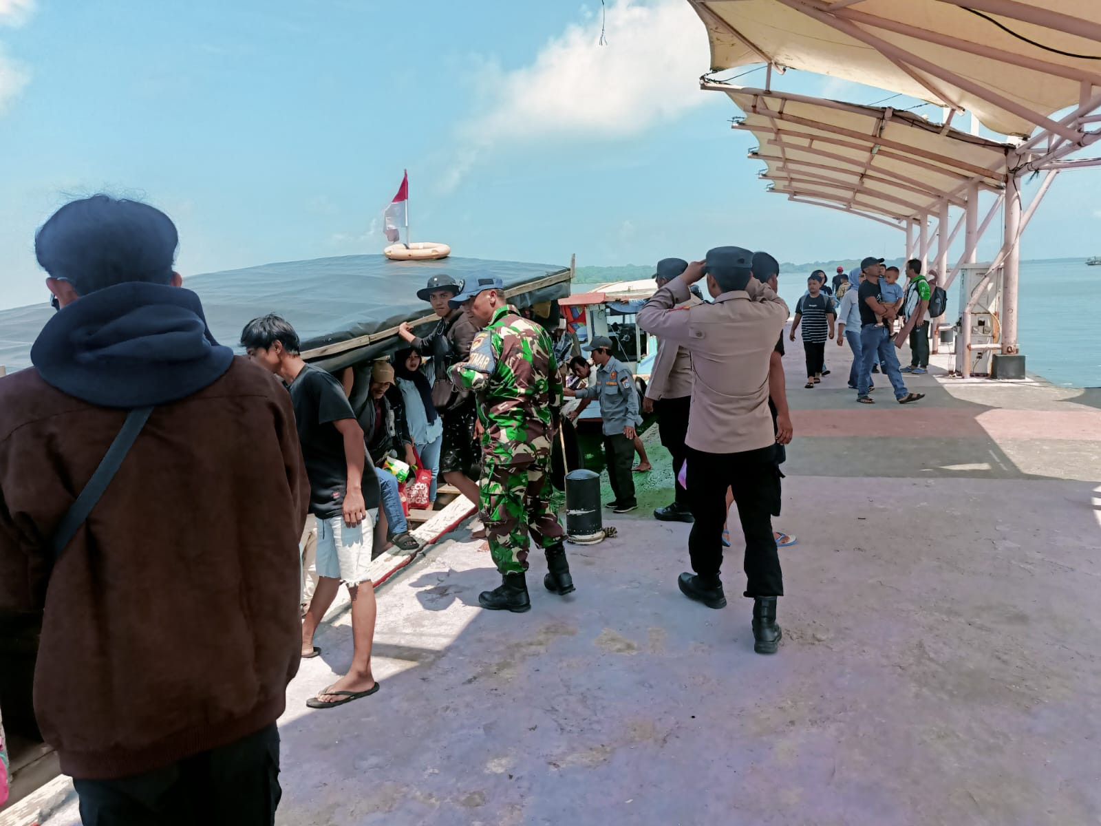 Sinergi TNI-Polri Amankan Dermaga Pulau Wisata dan Permukiman, Pastikan Aktivitas Penumpang Lancar dan Aman