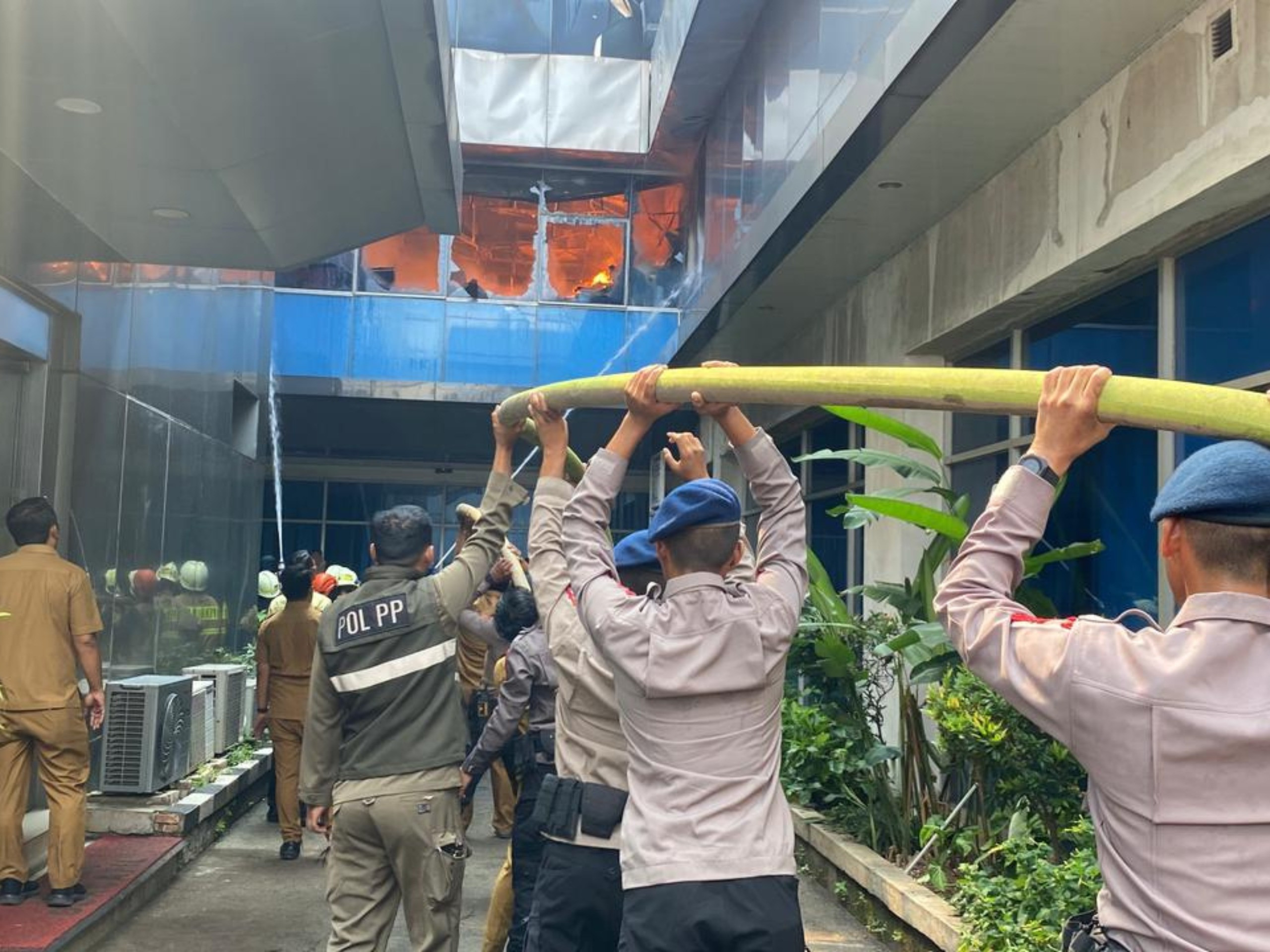 Brimob Metro Jaya Sigap Bantu Pemadaman dan Amankan Lokasi Kebakaran Gedung Kemendagri