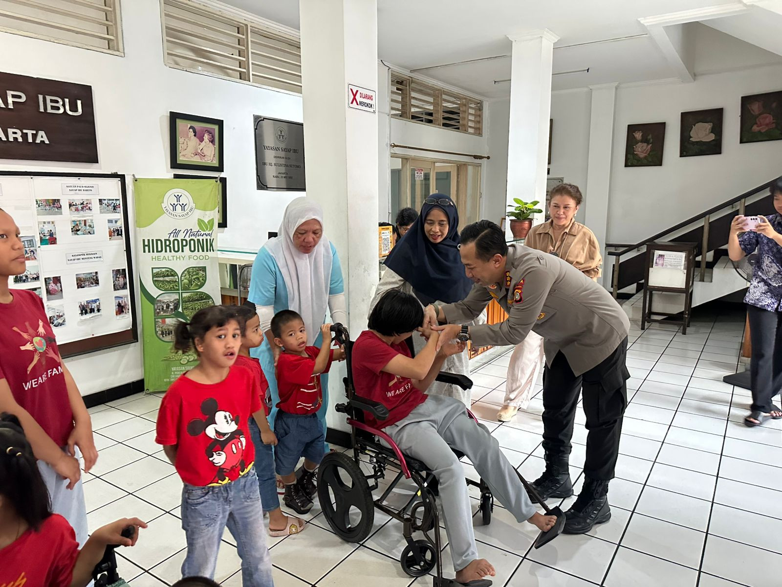 Bidhumas Polda Metro Jaya dan Komunitas Sepeda Gelar Baksos untuk Anak Terlantar di Yayasan Sayap Ibu