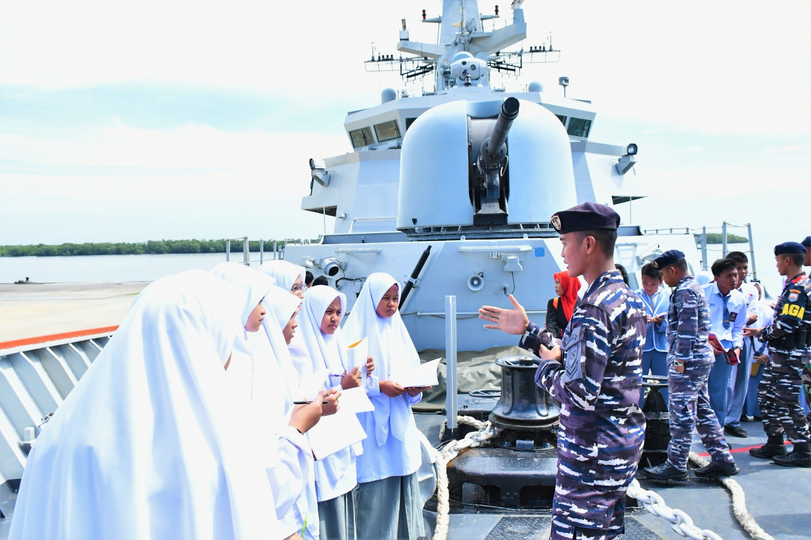 Kodaeral I Tanamkan Wawasan Kemaritiman Kepada Generasi Muda Pelajar Dalam Kunjungan Edukatif di Mako Kodaeral I dan KRI Bung Tomo-357