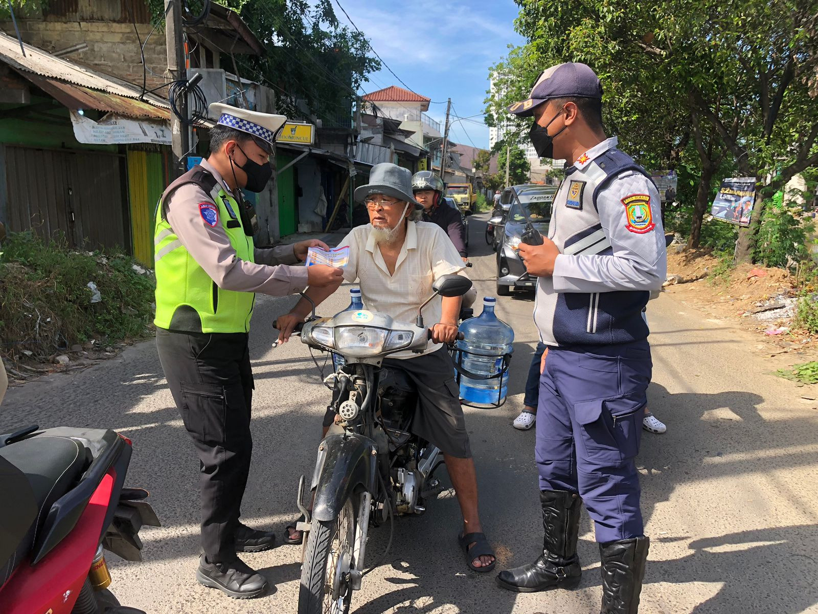 Tim Pengawas Ops Zebra Polres Bekasi Kota Turun, 13 Pengendara di Bekasi Utara Ditegur Humanis Tak Pakai Helm