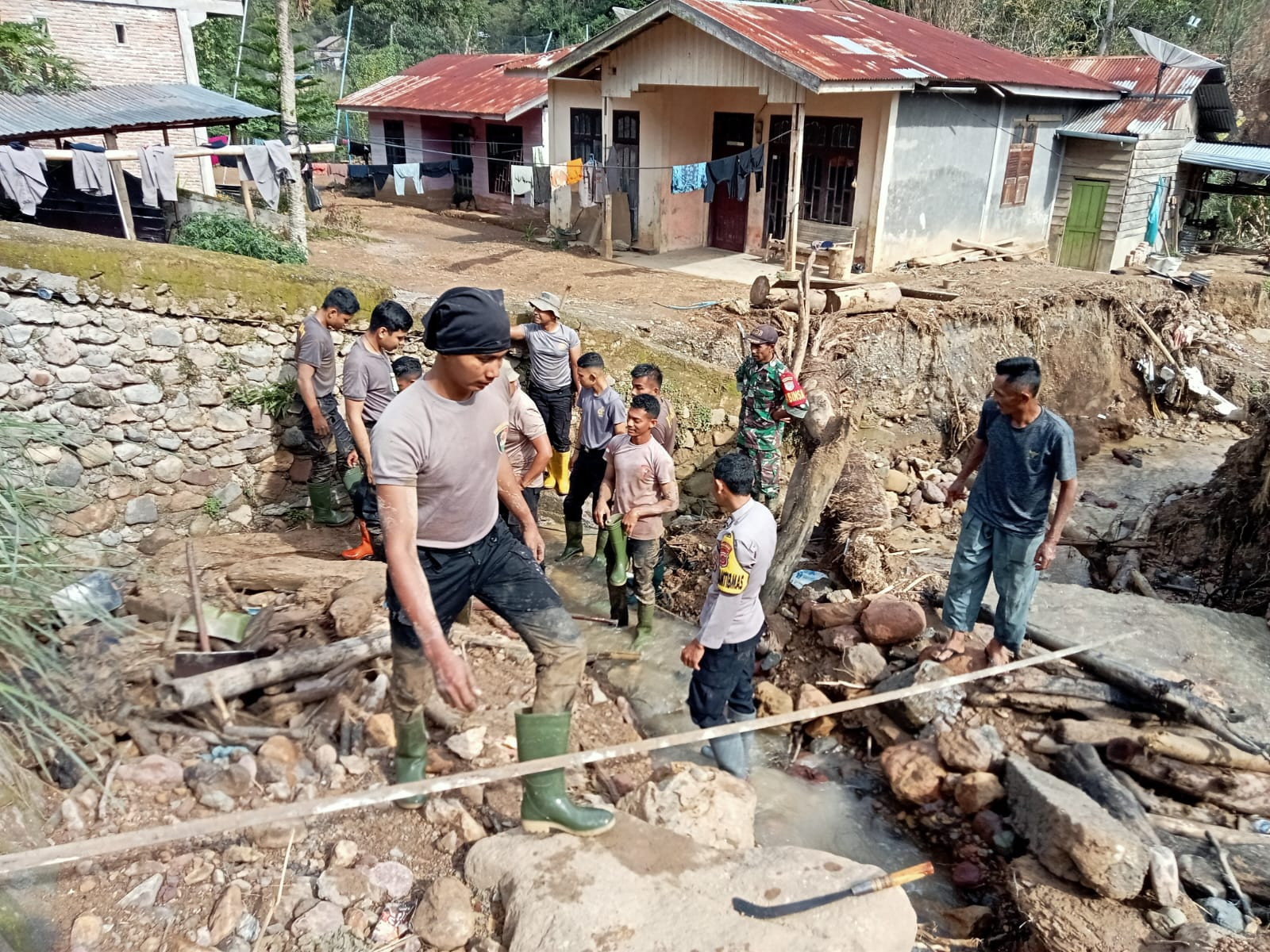 Gotong Royong Pascabanjir, Polri Pulihkan Drainase Tersumbat dan Gorong-gorong di Rusip Antara