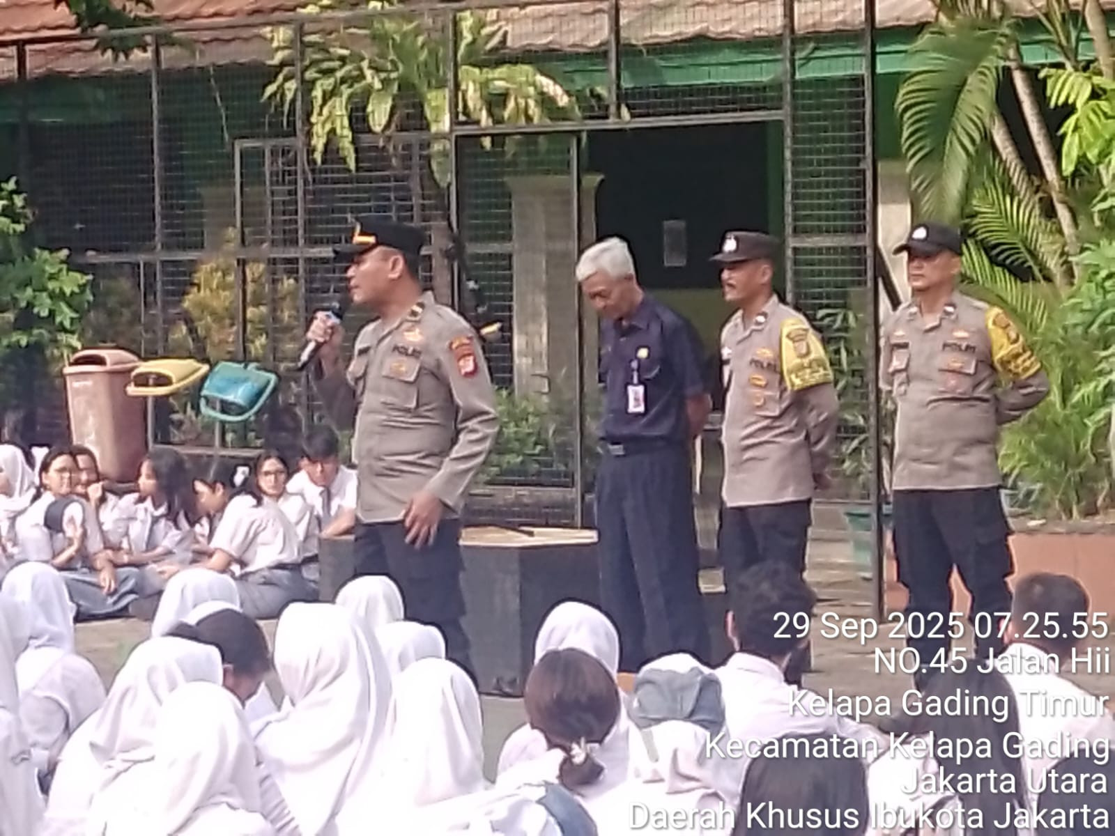 Polsek Kelapa Gading Tanamkan Nilai Disiplin dan Anti Tawuran Lewat Program Police Go To School di SMAN 45 Jakarta