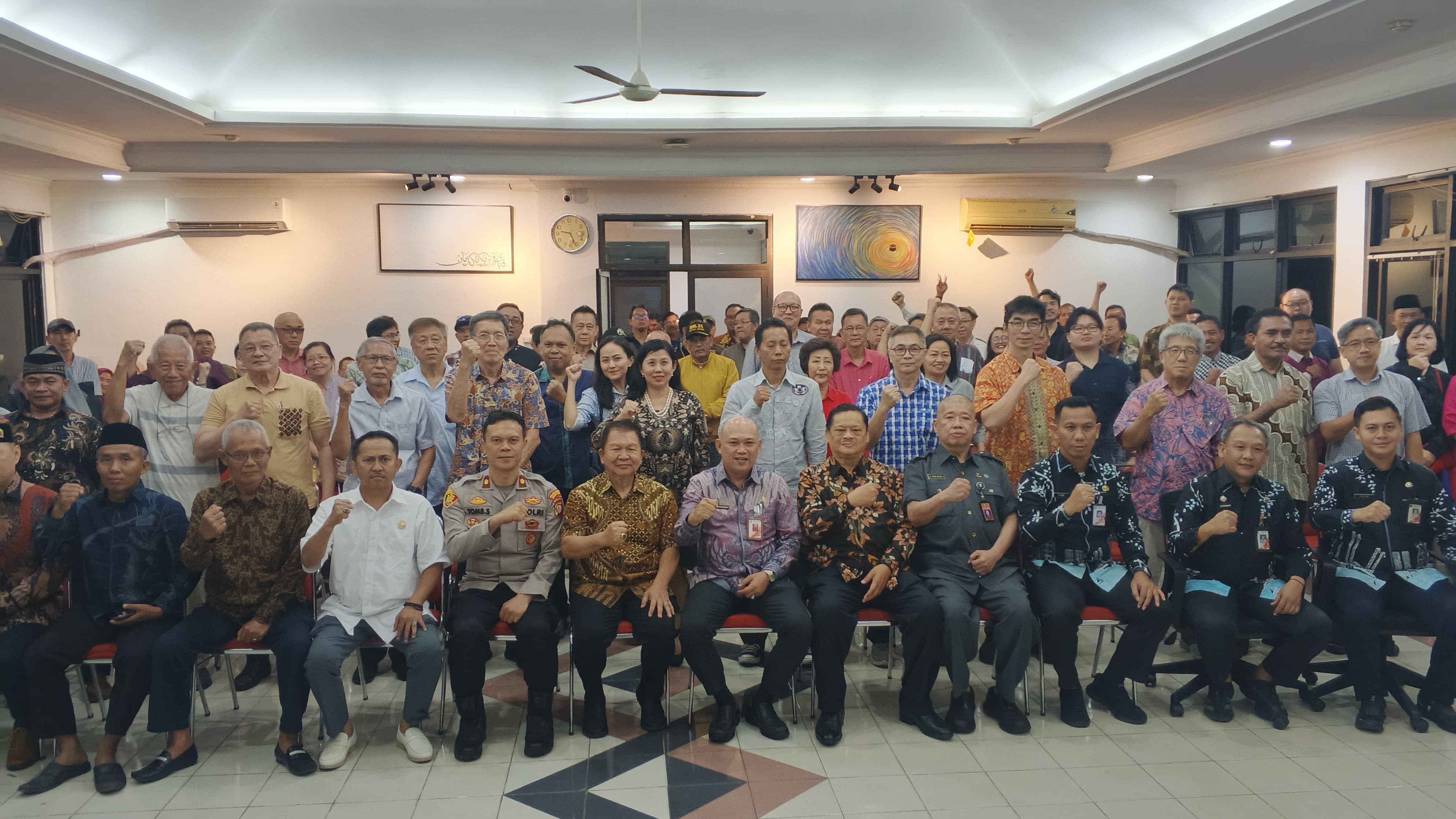 Dalam Rangka Program Jaga Warga, Jaga Lingkungan : Wakil Wali Kota Jakarta Utara dan Polisi Ajak Warga Pluit Perkuat Keamanan Wilayah