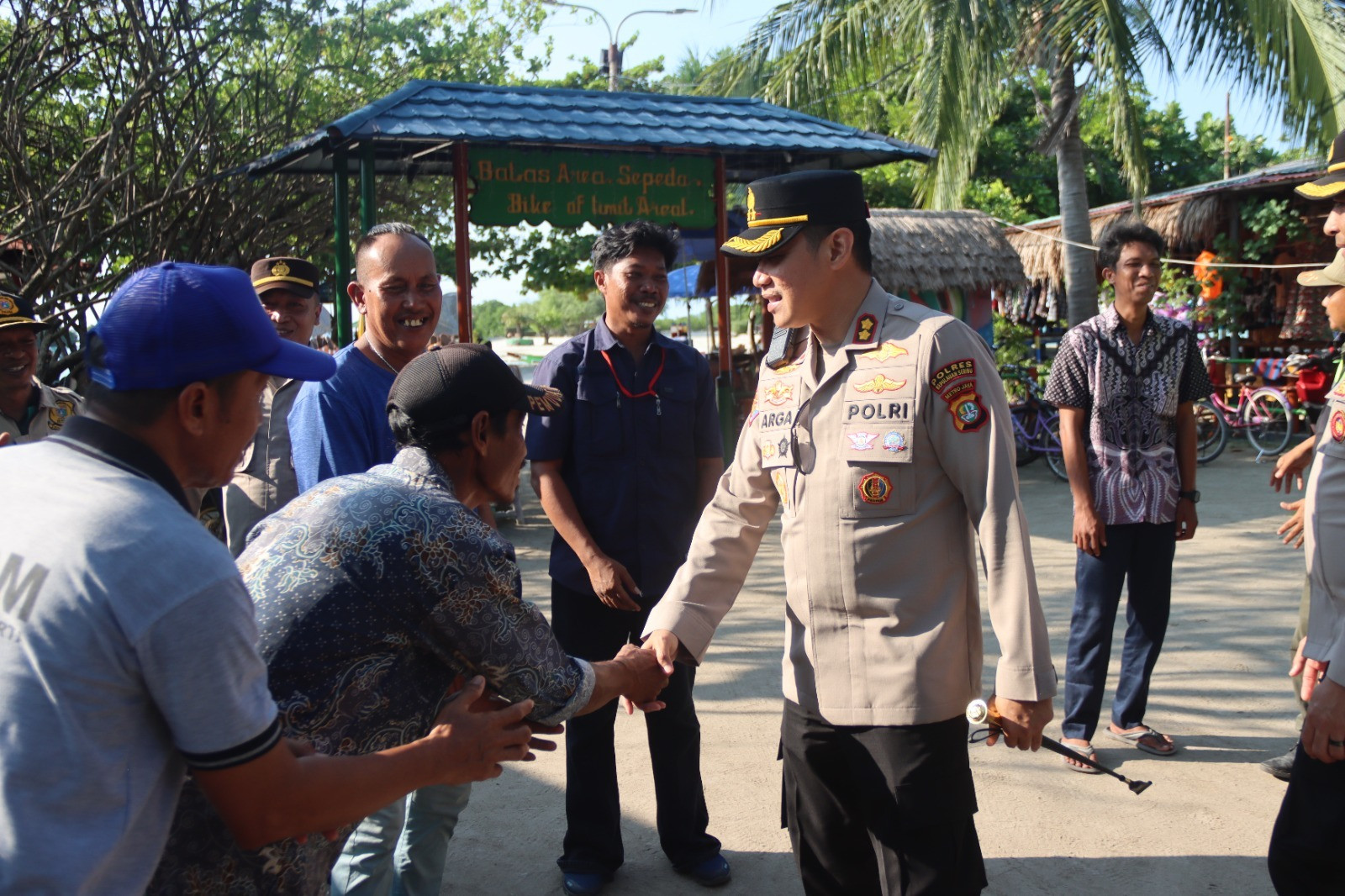 Kapolres Kepulauan Seribu Sambang dan Patroli Jalan Kaki di Pulau Pari, Ajak Warga Jaga Kamtibmas