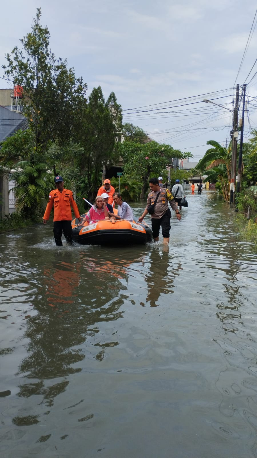 Polsek Medan Satria Evakuasi Warga Sakit di Perumahan Harapan Indah