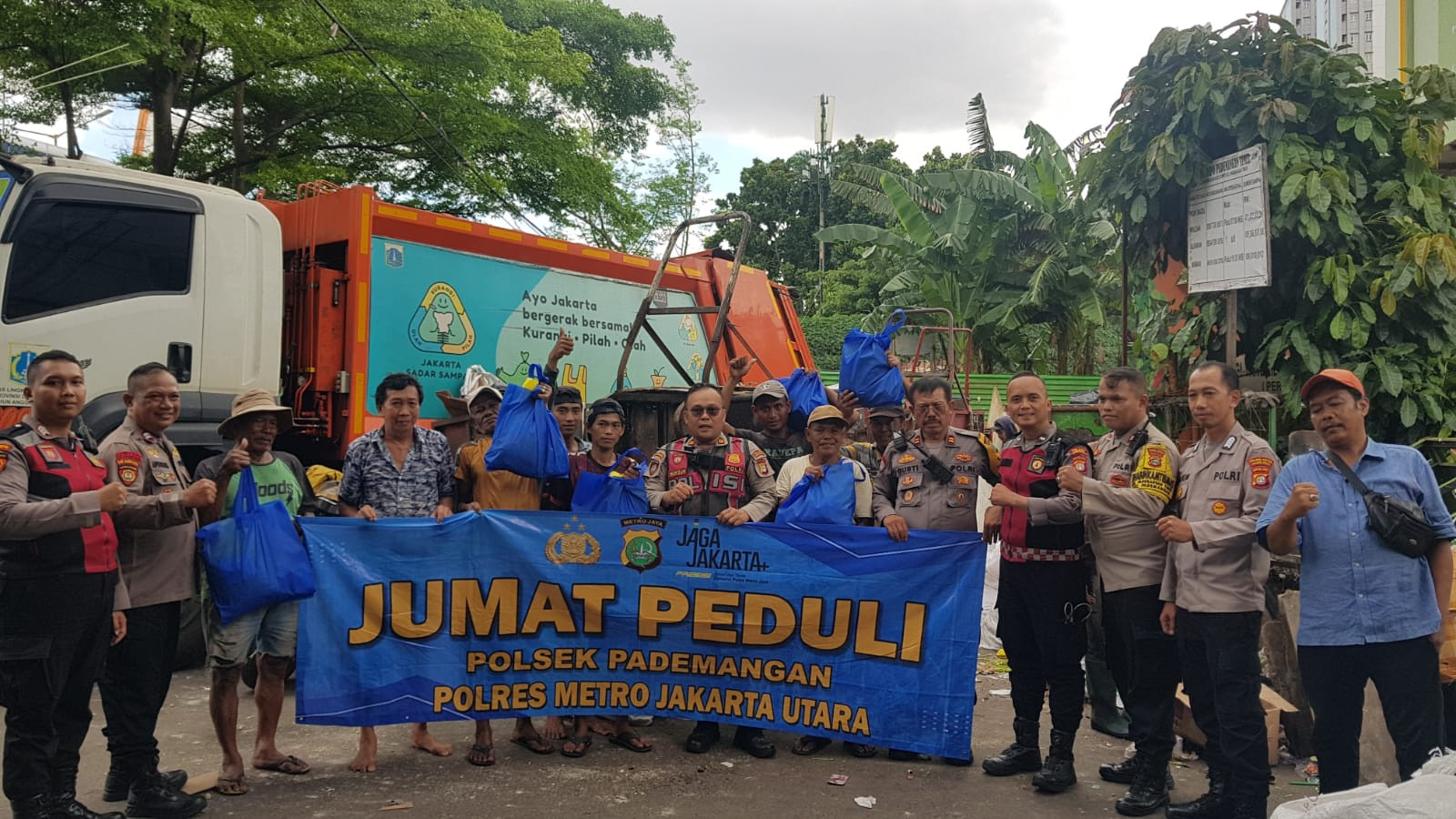 Polsek Pademangan Gelar “Jumat Peduli” Bagikan Sembako untuk Warga di Area TPA Pademangan Timur