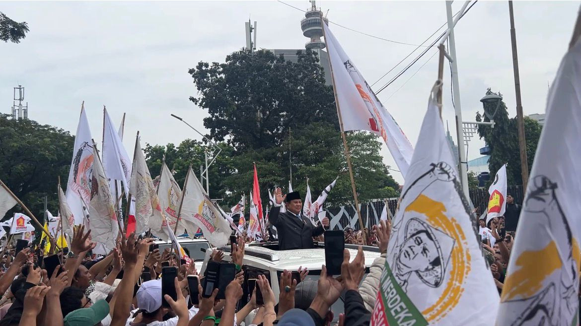 Usai Pidato RUU APBN 2027 dan Nota Keuangan di DPR, Prabowo Sapa Puluhan Ribu Massa di Gerbang Pemuda