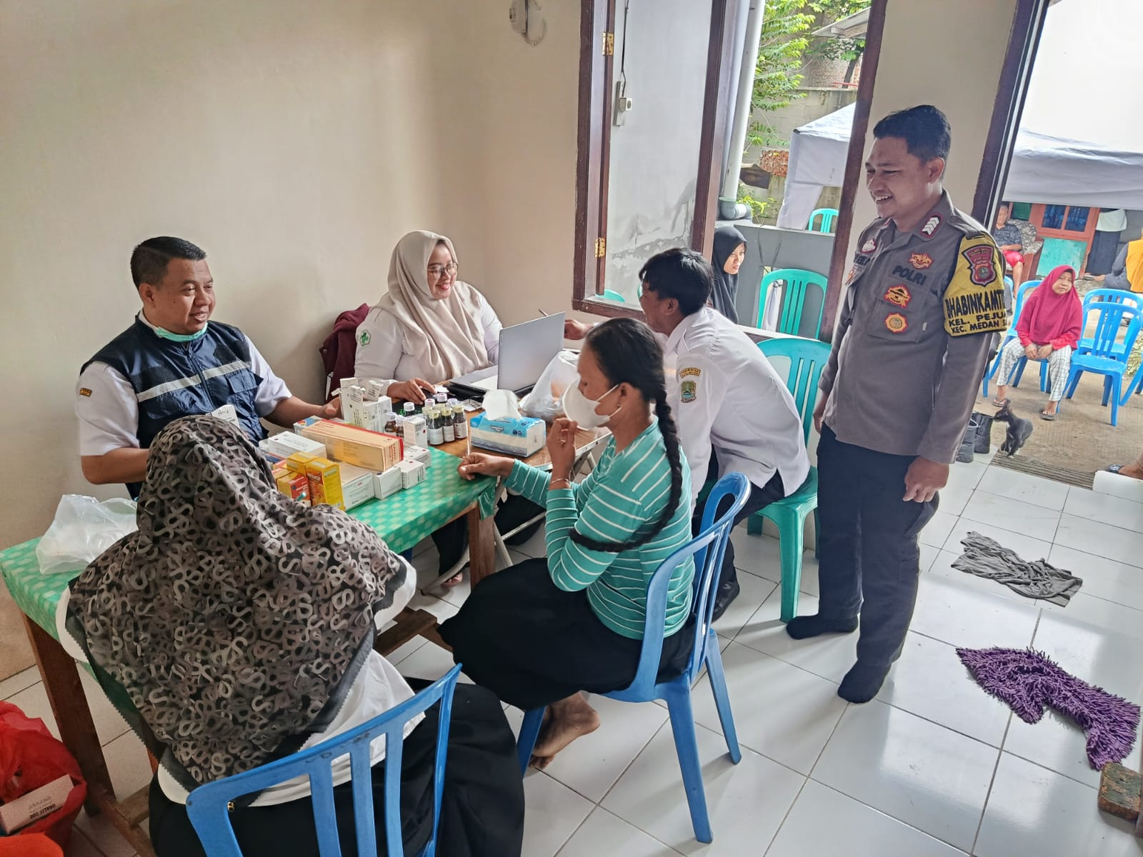 POLSEK MEDAN SATRIA LAKSANAKAN PENGAMANAN POSKO PENGOBATAN PASCA BANJIR DI KELURAHAN PEJUANG