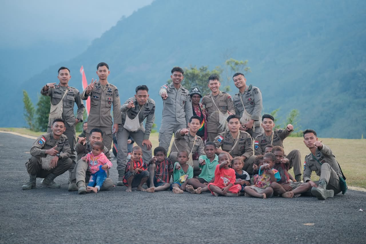 Delapan Bulan Bersama Masyarakat, Satgas Kepolisian Operasi Damai Cartenz -2026 Tinggalkan Kenangan Kekeluargaan di Kiwirok