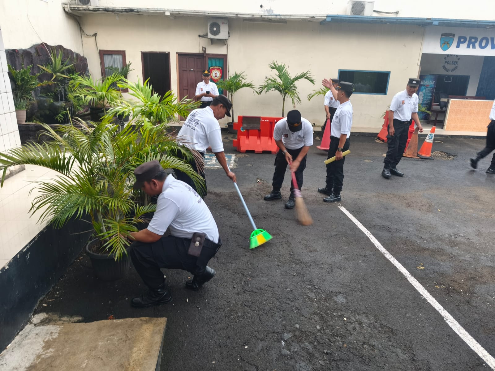 Kapolsek Bekasi Barat Pimpin Apel Pencanangan Jaga Jakarta Bersih dan Asri