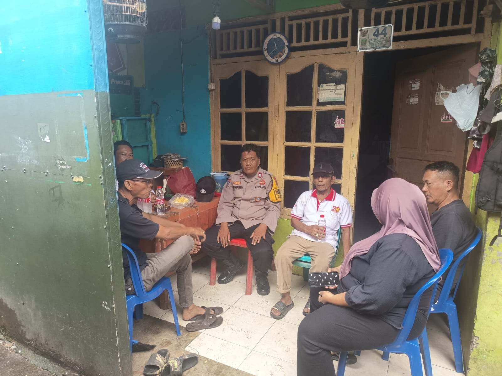 Patroli Cipta Kondisi Bhabinkamtibmas Jakasampurna Sambangi Warga Pulogede