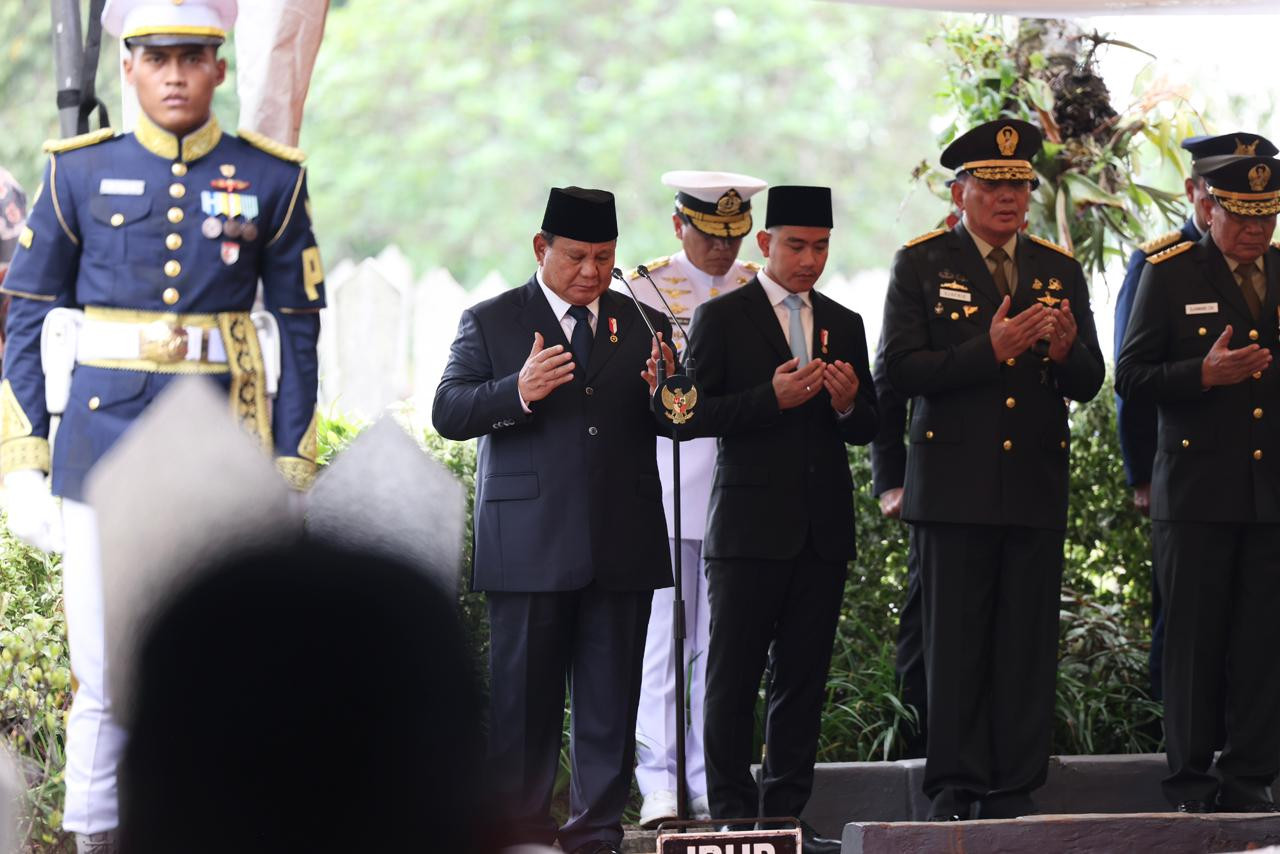 Prabowo Jadi Inspektur Upacara, Pimpin Prosesi Pemakaman Almarhum Try Sutrisno dengan Khidmat