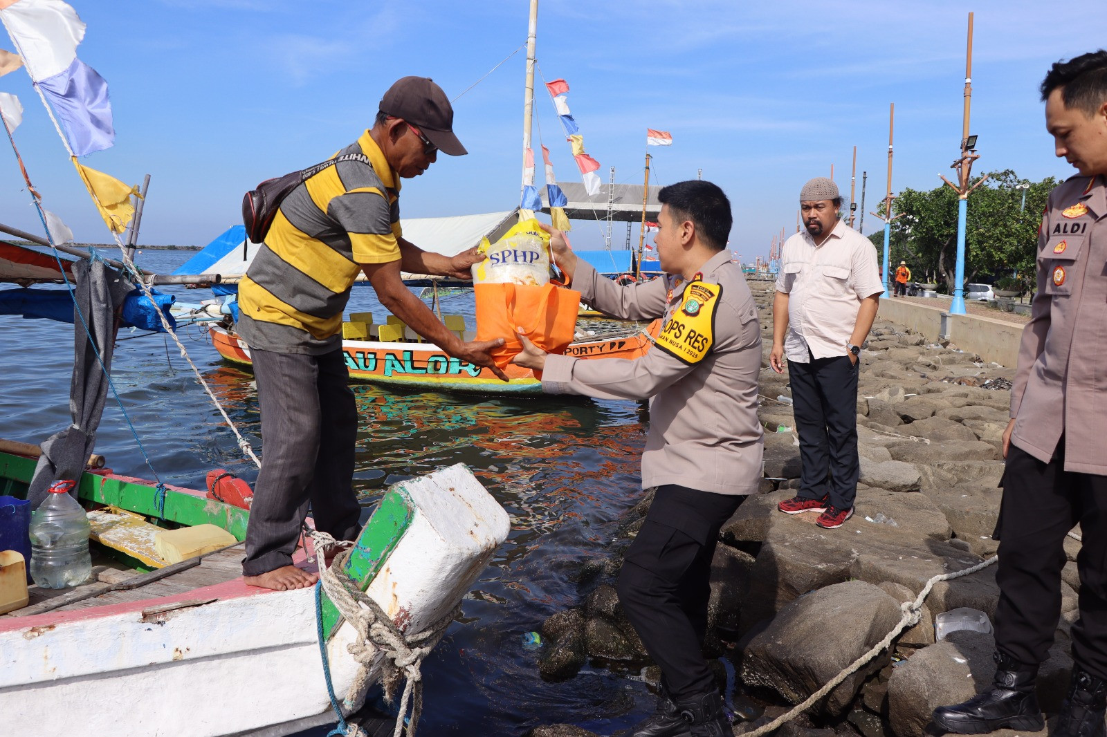 Polres Kepulauan Seribu Gelar “Jum’at Peduli”, Beri Layanan Kesehatan dan Sembako untuk Driver Ojek Online dan Nelayan