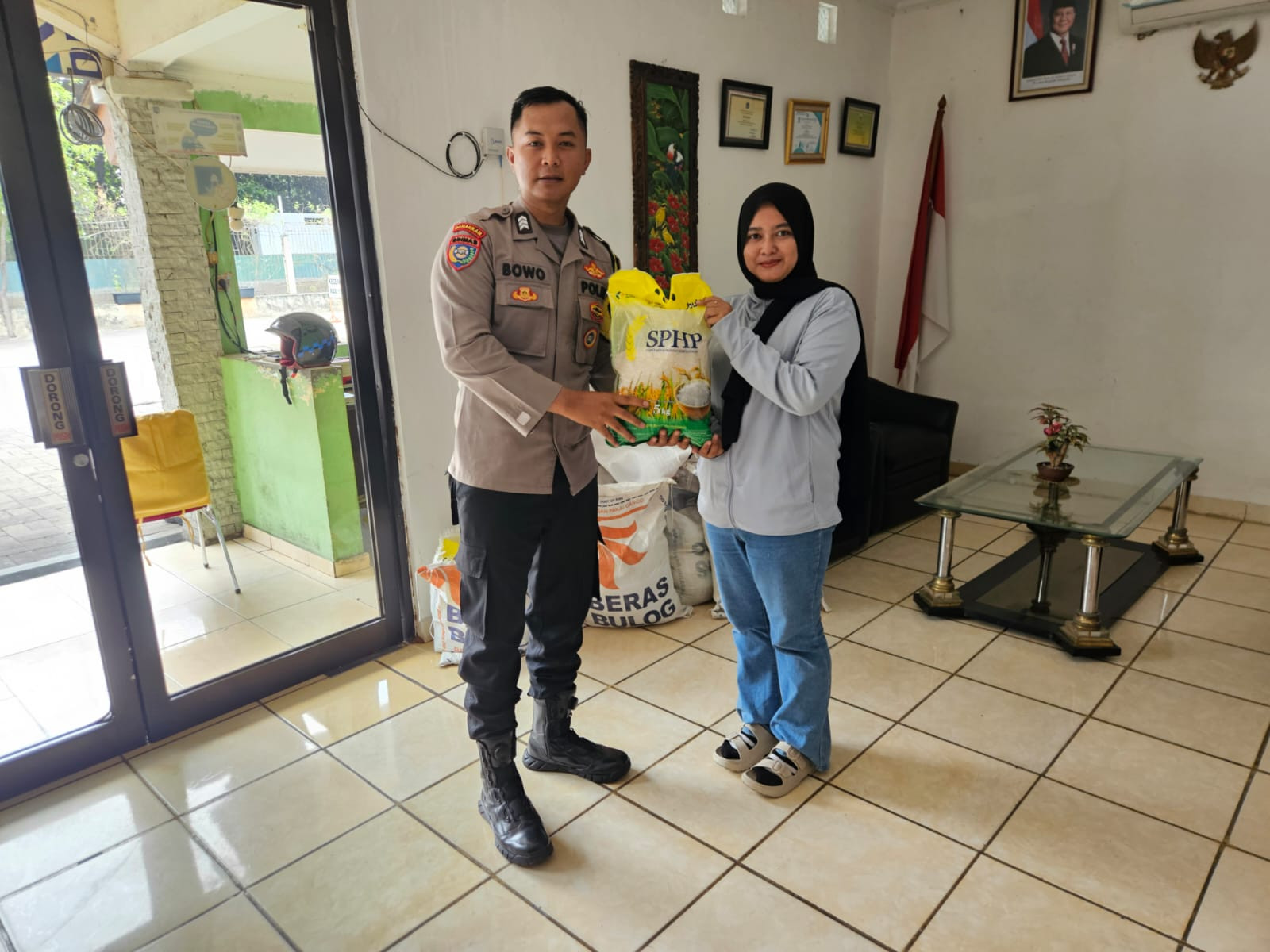 Polsek Kelapa Gading dan Bulog Gelar Gerakan Pangan Murah, Warga Antusias Beli Beras SPHP