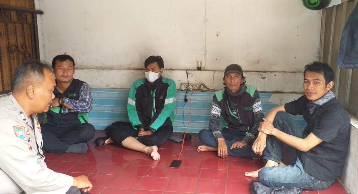 Jaga Kondusivitas Wilayah, Bhabinkamtibmas Pengasinan Sambangi Pangkalan Ojol